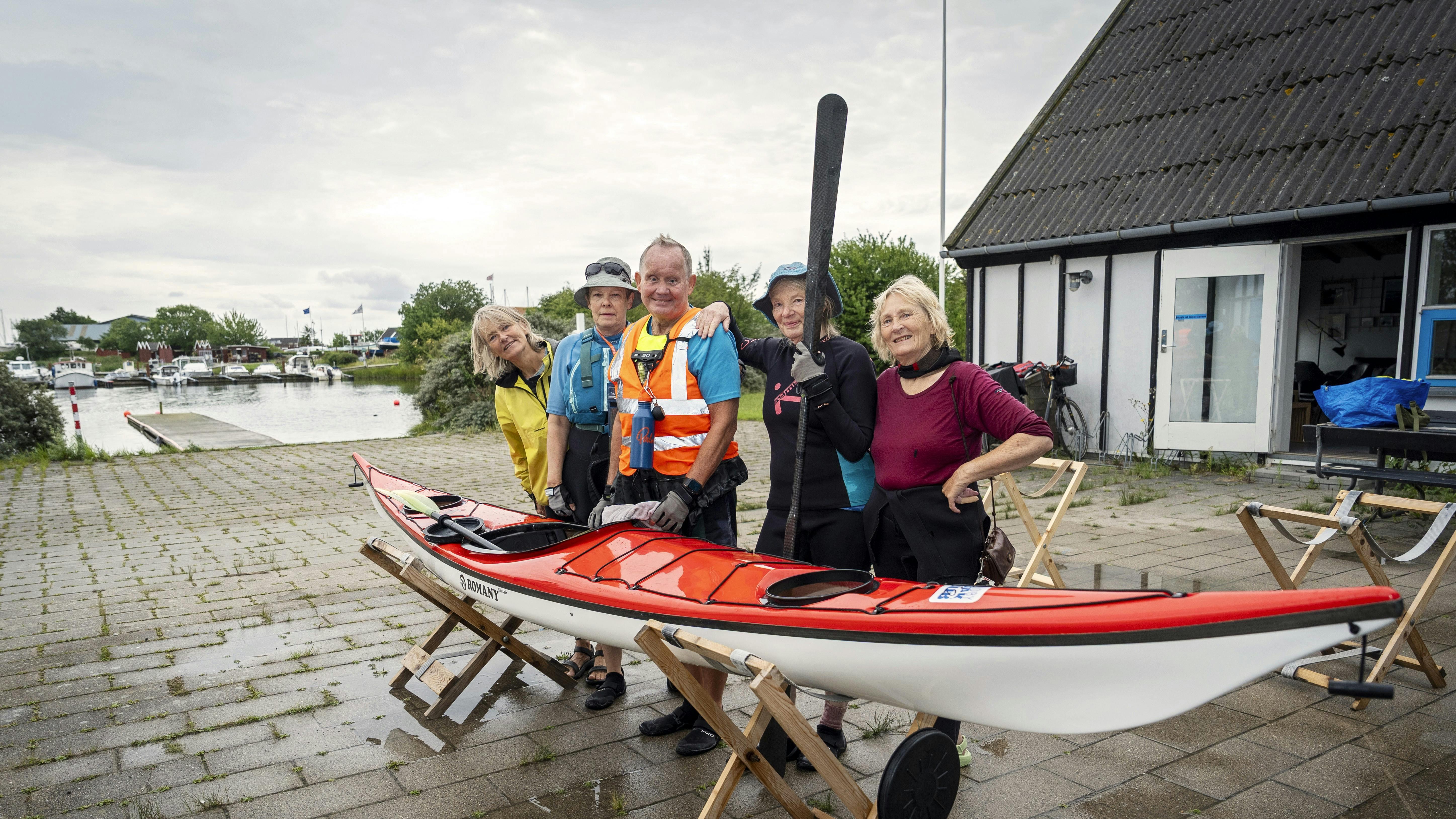 En glad Sven Mogensen omgivet af kvindelige roere fra Brøndby Kajakklub, som er en af de to klubber, han frekventerer.