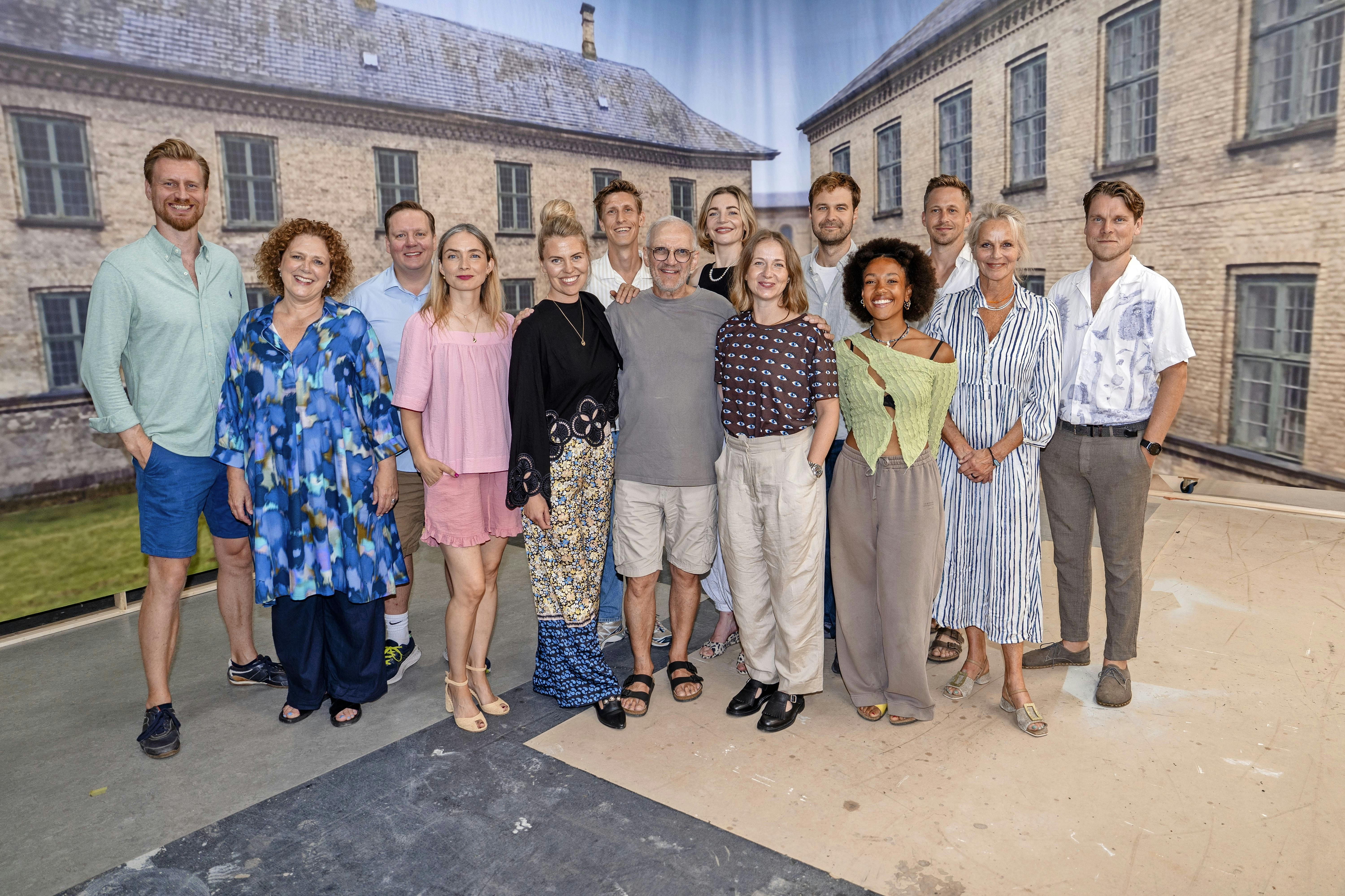 En stor del af skuespillerholdet fra sæson 7 af "Sygeplejeskolen" i kulisserne i Risby Studierne.