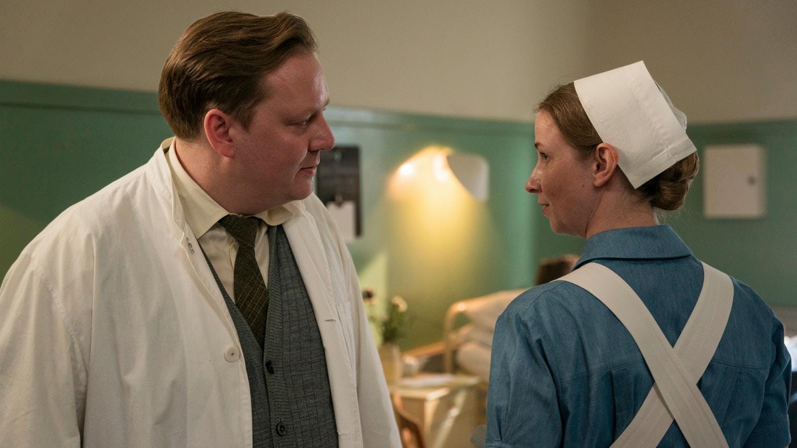 Jesper Ole Feit Andersen og Ulla Vejby som Finn og Else i "Sygeplejeskolen" på TV 2 Charlie og TV 2 Play.