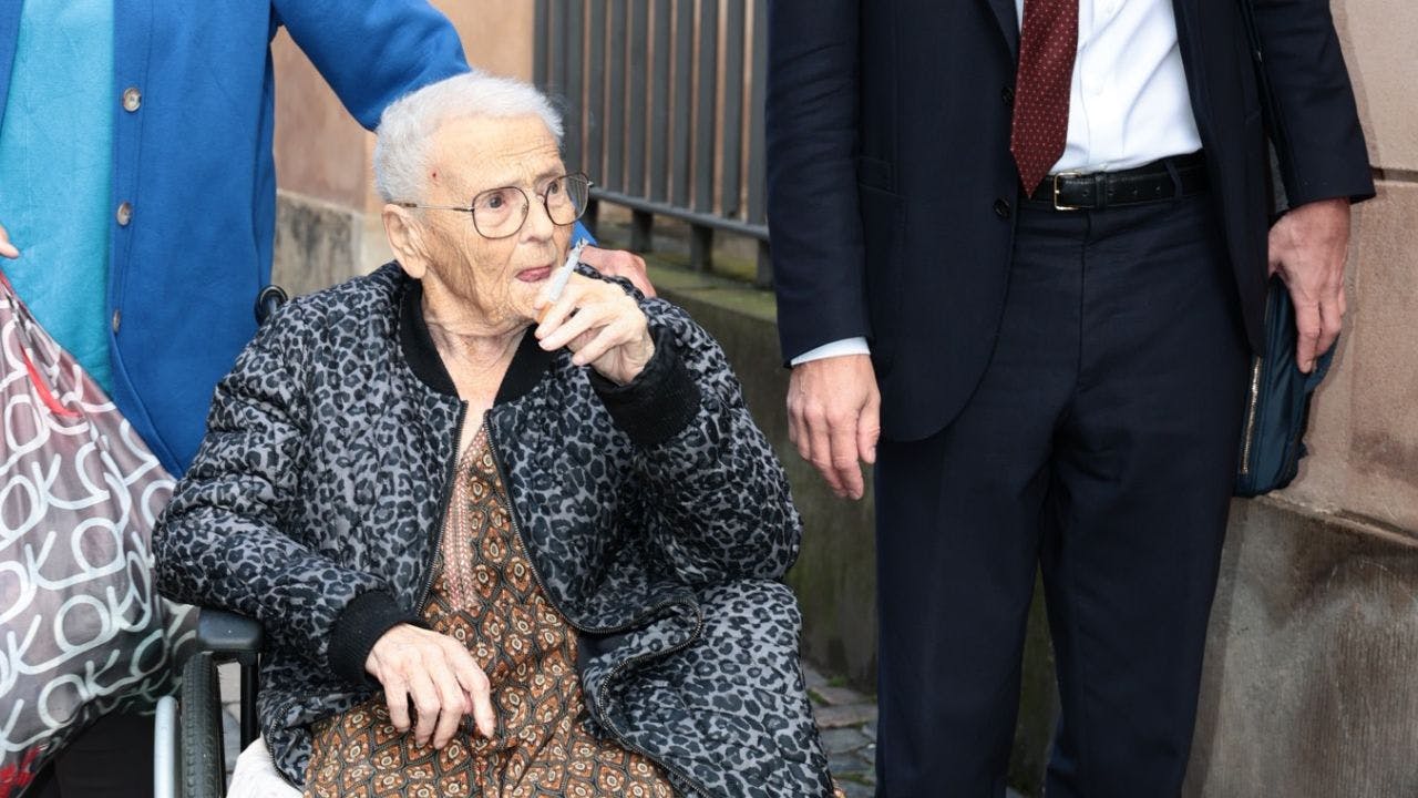 Kvinde sidder i kørestol med cigaret