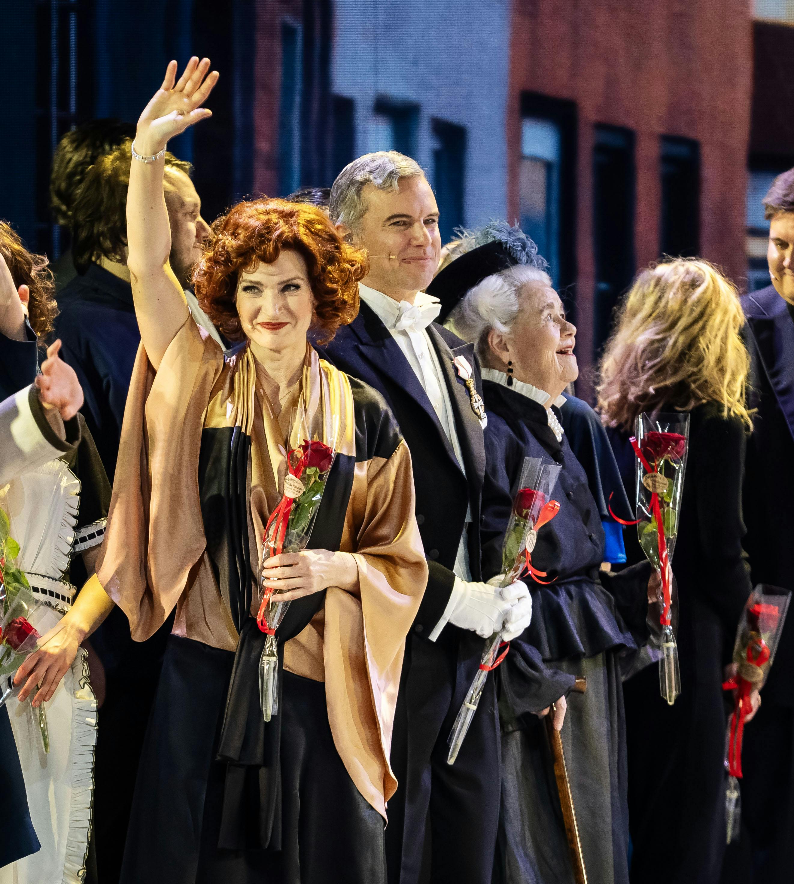 Et udsnit af skuespillerholdet fra "Matador - The Musical" fra premieren i 2024 med Jon Lange i midten.