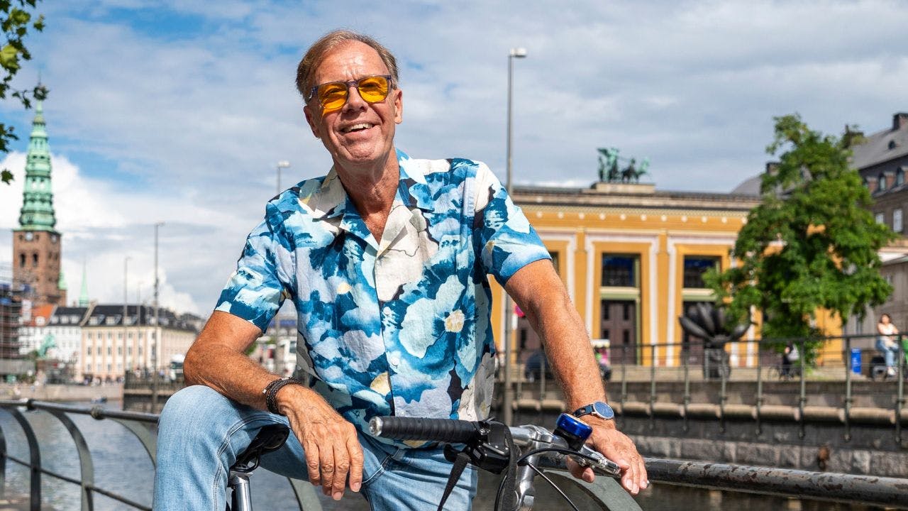 Skuespiller, instruktør og komiker Jan Hertz i indre København med sin cykel, der matcher påklædningen.