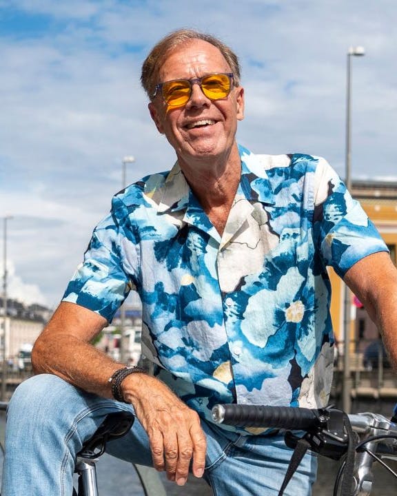 Skuespiller, instruktør og komiker Jan Hertz i indre København med sin cykel, der matcher påklædningen.