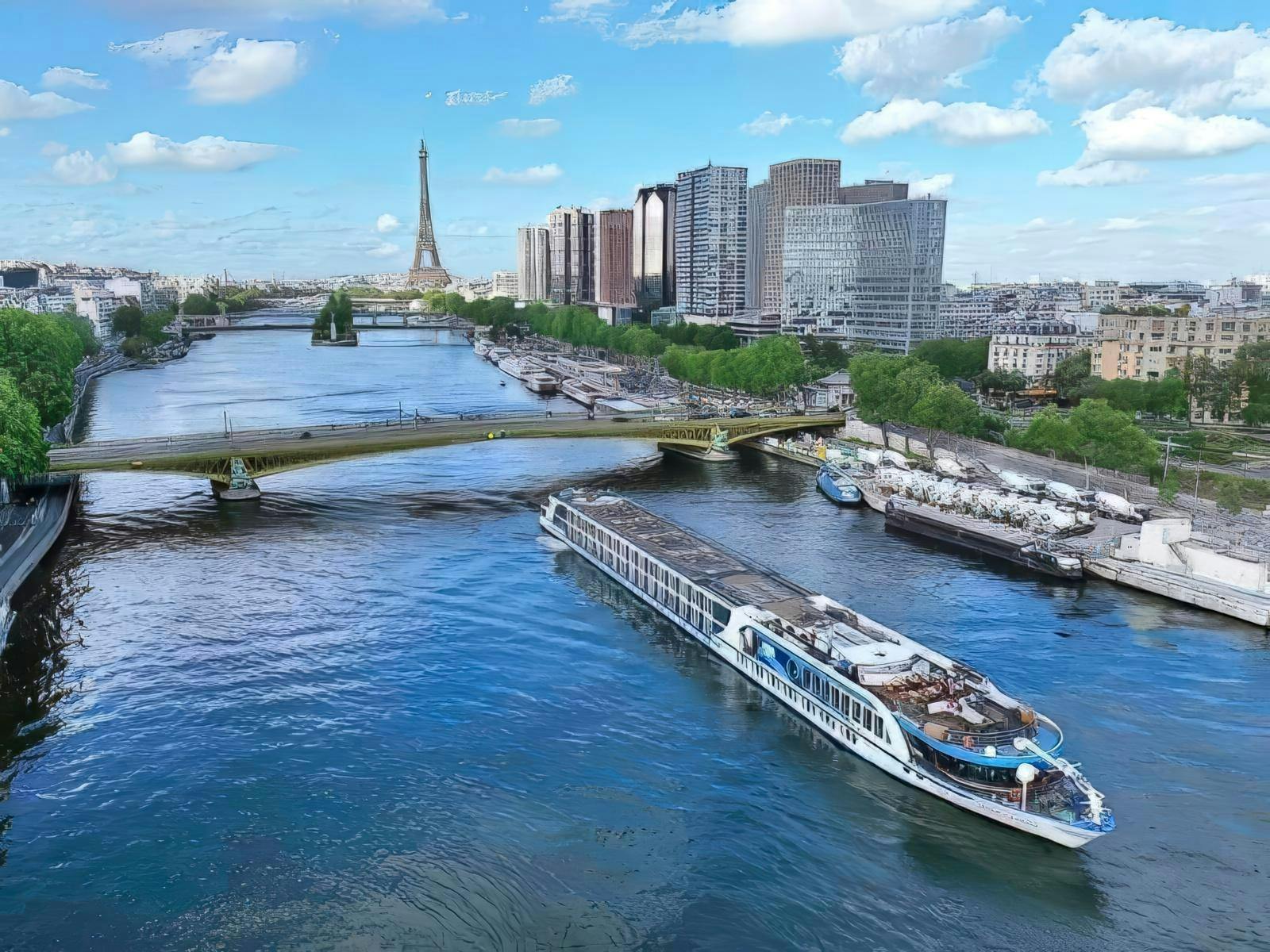 Et skib, der sejler på Seinen med Eiffeltårnet i baggrunden.