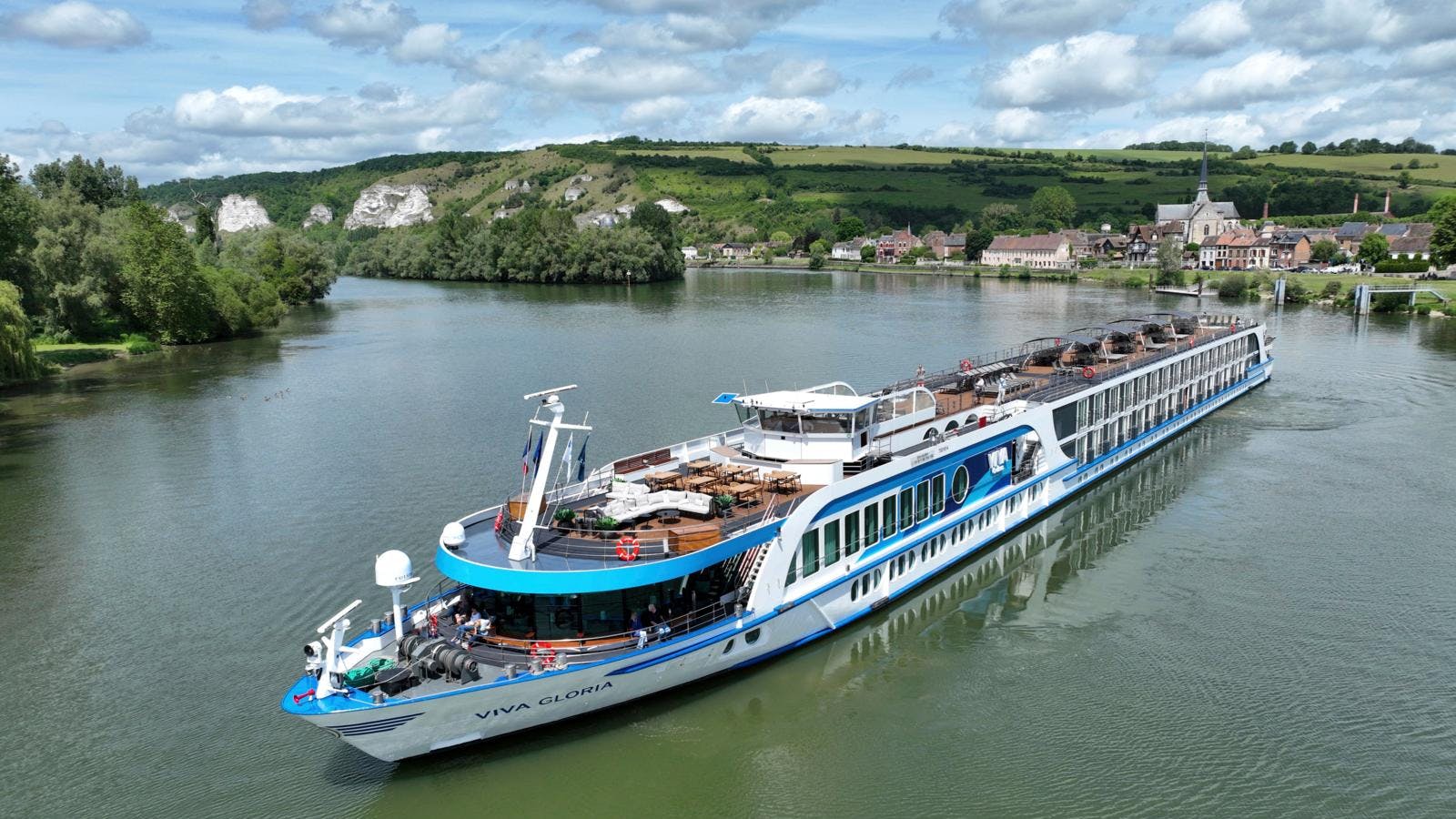 Et skib, der sejler på Seinen i Frankrig.