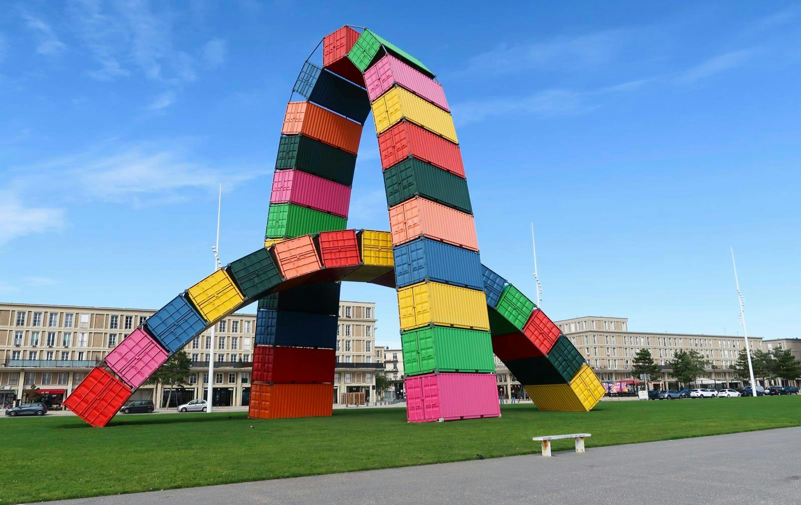 En stor skulptur i mange forskellige farver i en by.