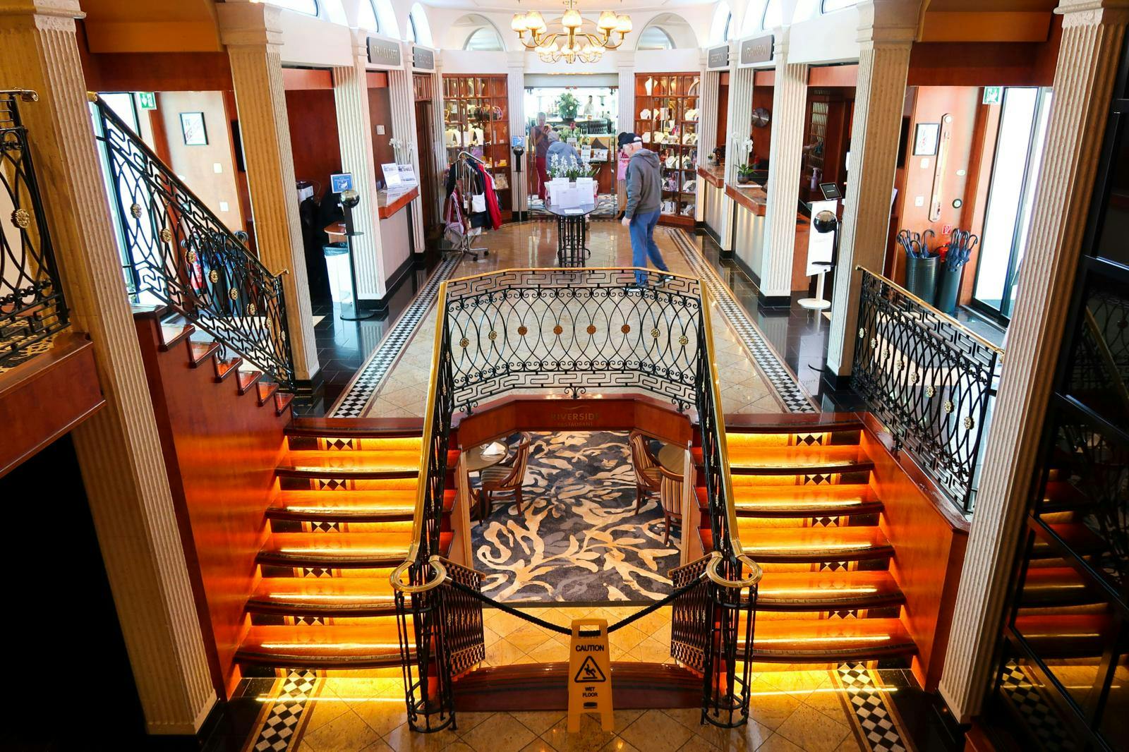 En reception på et skib med trapper ned til dækket.