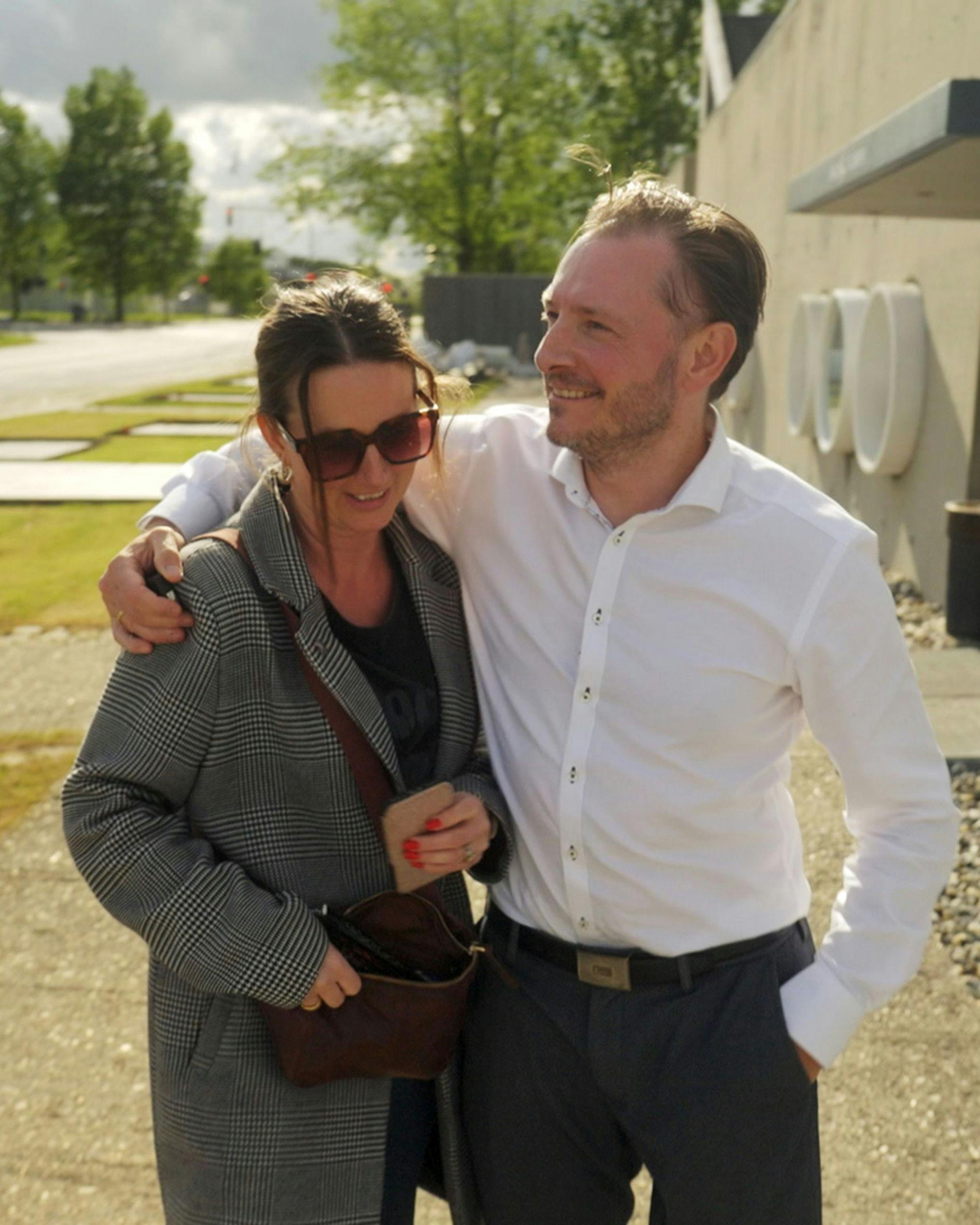 Et par der går arm i arm.