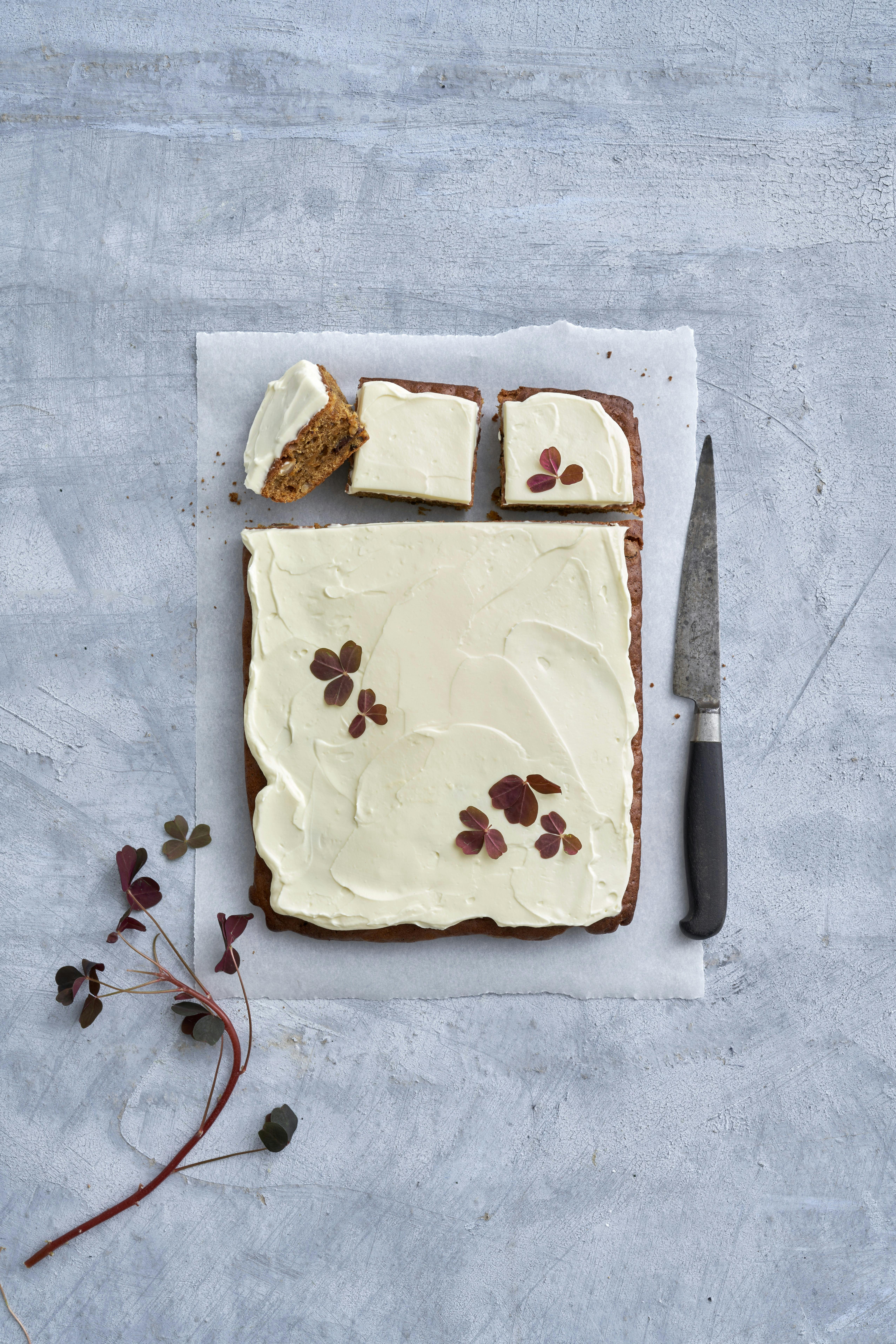 https://imgix.familiejournal.dk/2025-09-19/Billede-af-kage-med-frosting_0.jpg