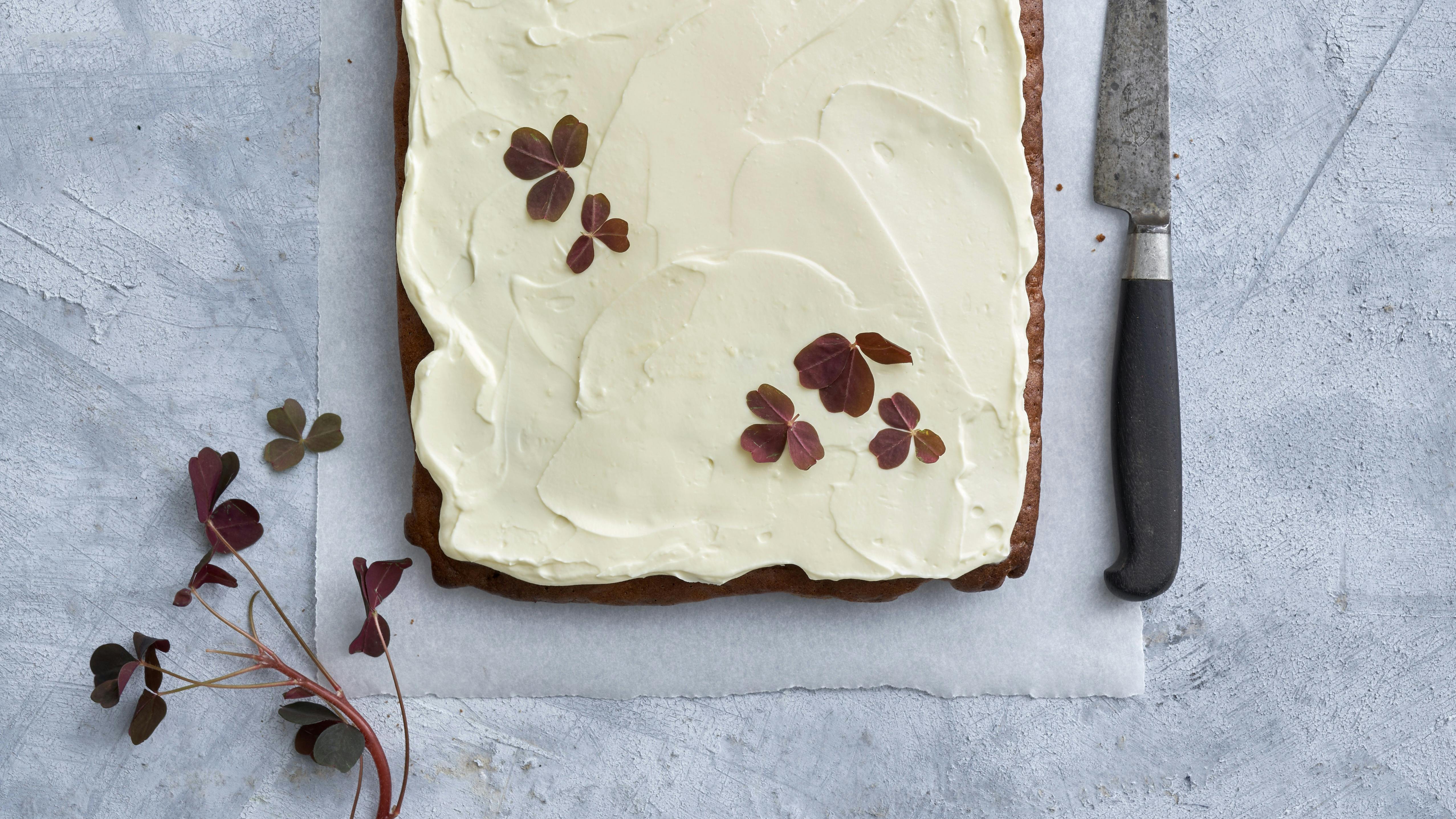 https://imgix.familiejournal.dk/2025-09-19/Billede-af-kage-med-frosting_0.jpg