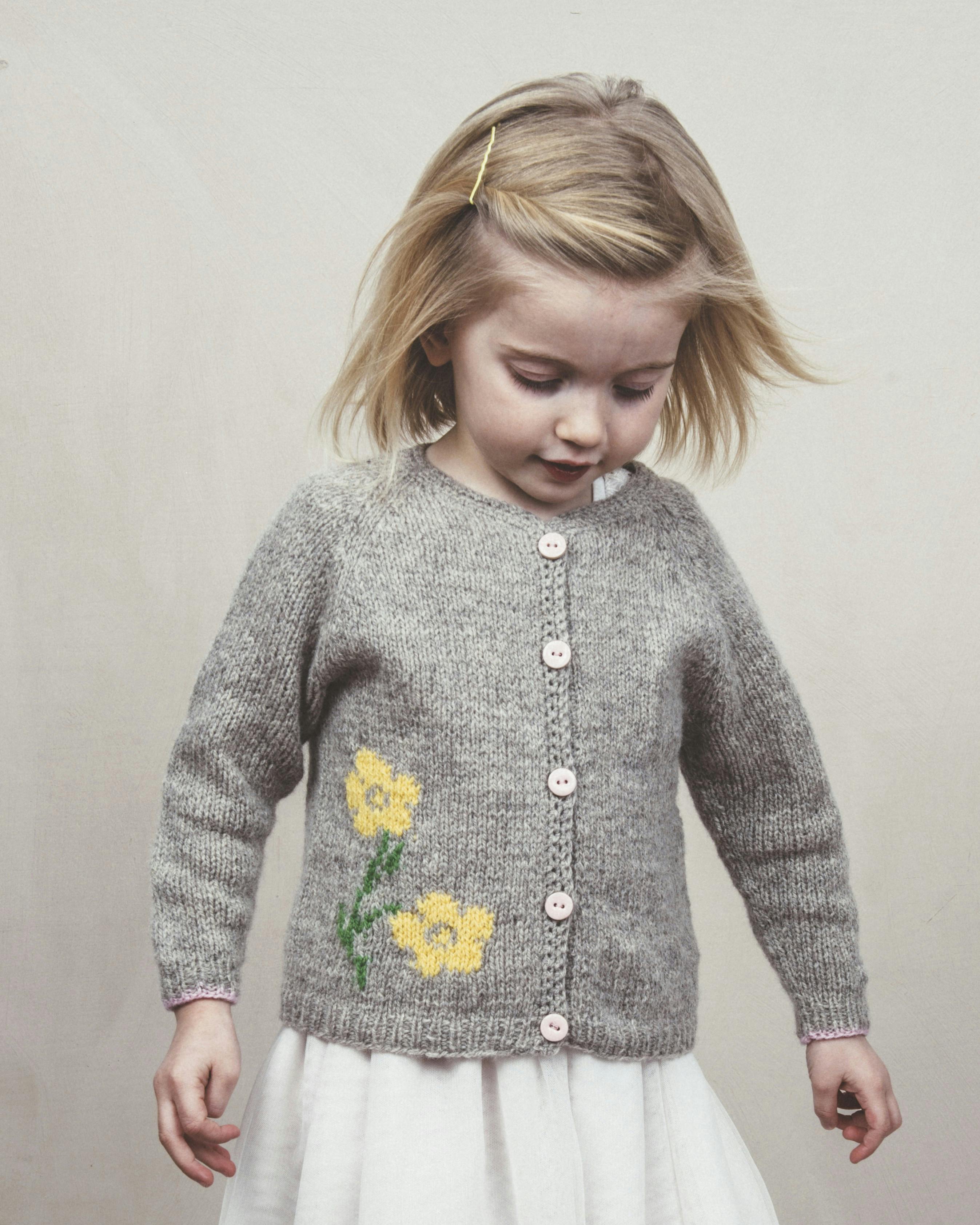 Cardigan til børn med gul blomst