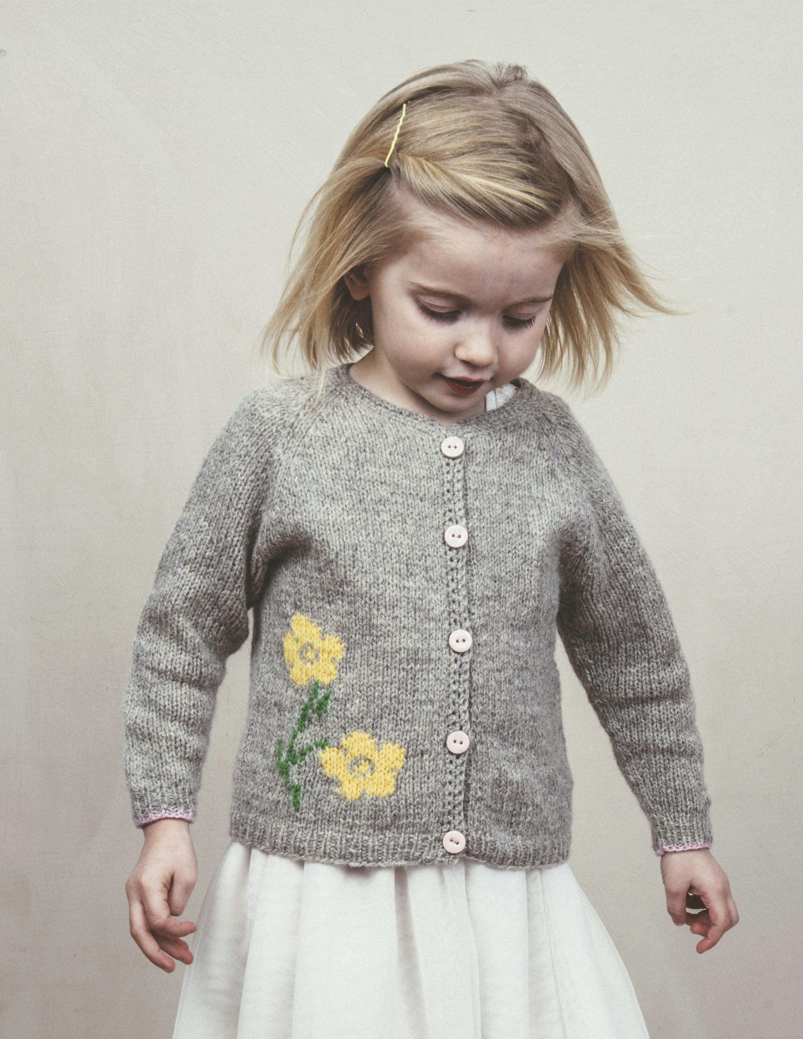 Cardigan til børn med gul blomst