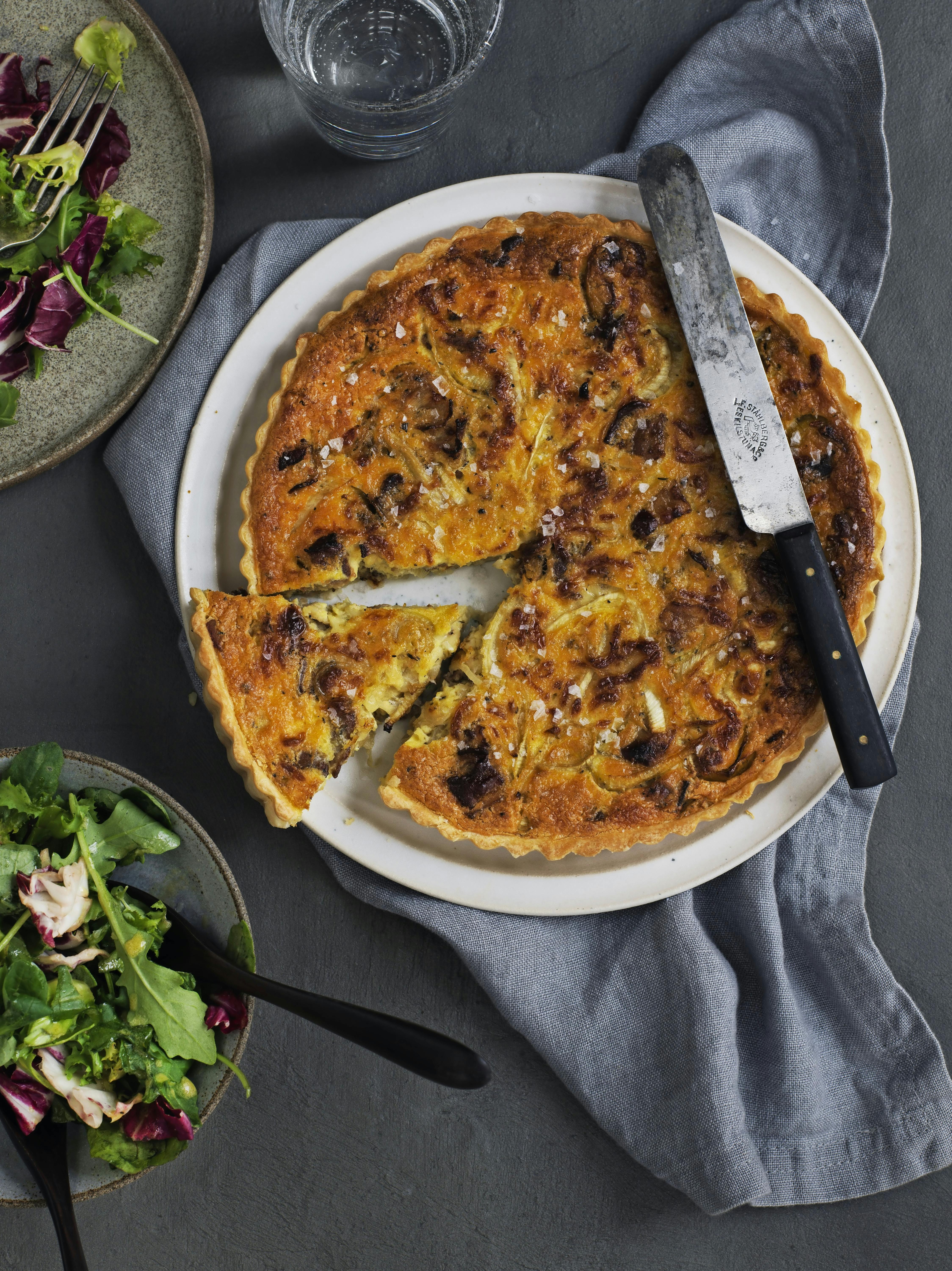 Quiche med løg, bacon og fennikel opskrift