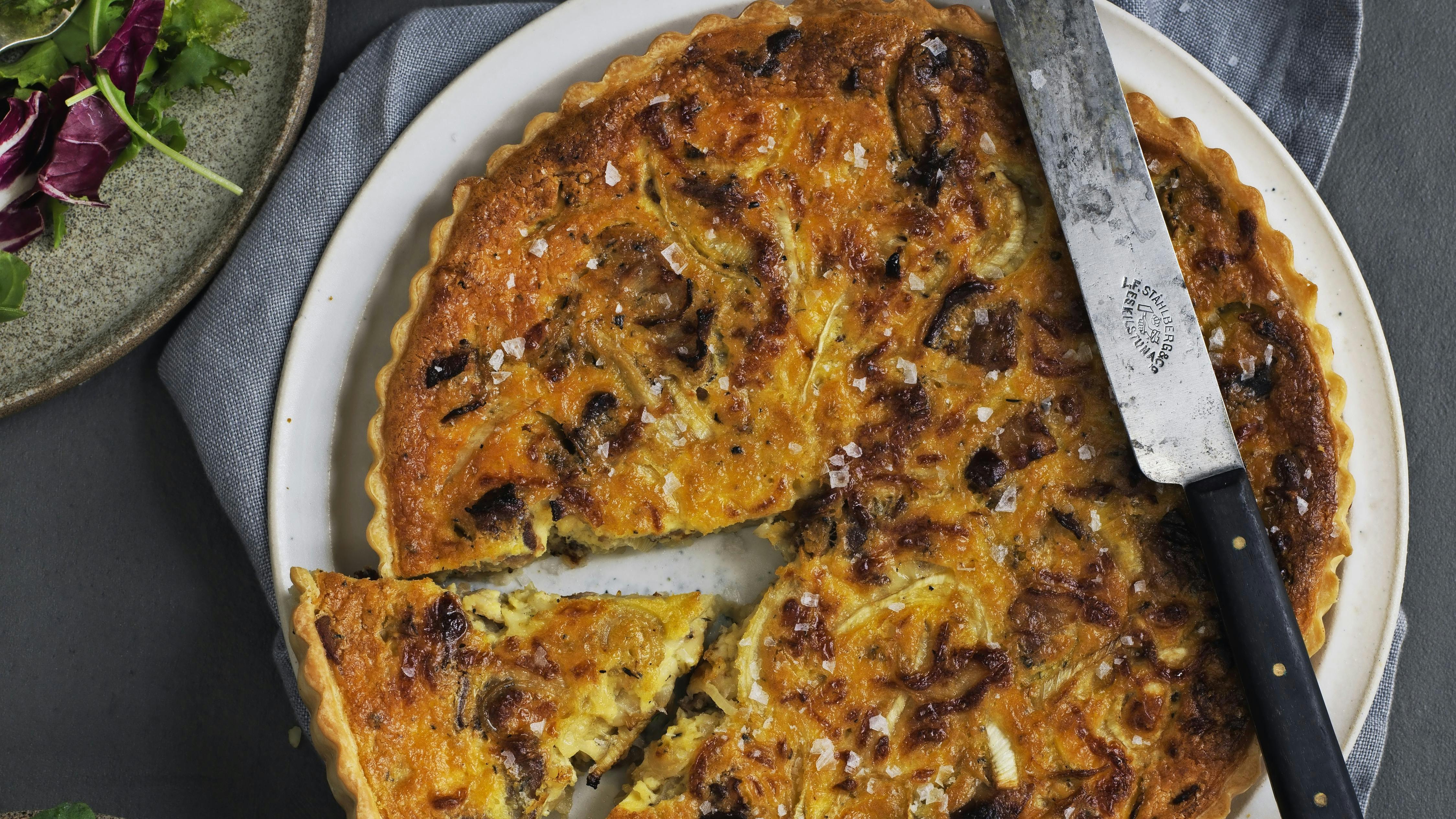 Quiche med løg, bacon og fennikel opskrift