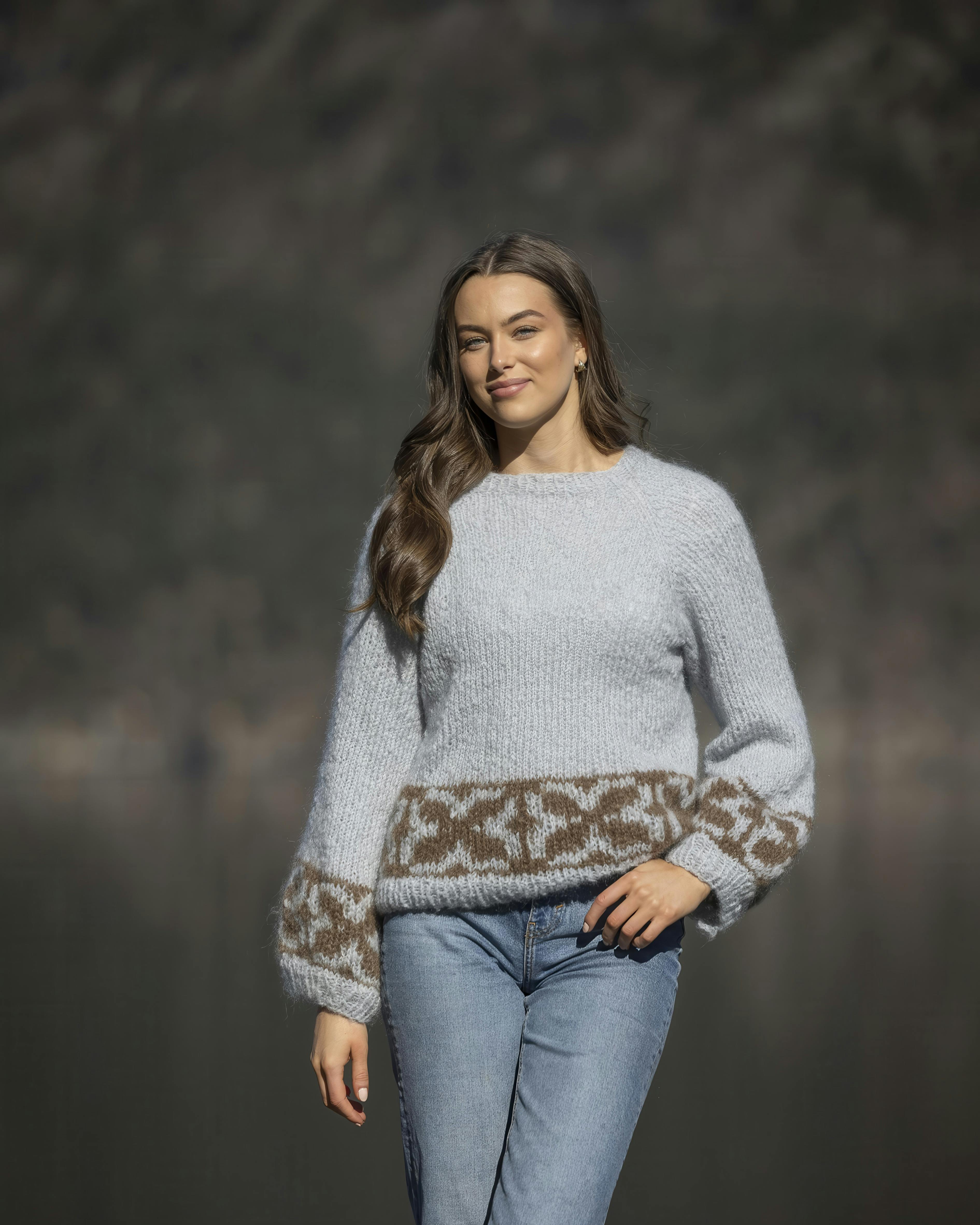 Strikbluse med krydsmønster