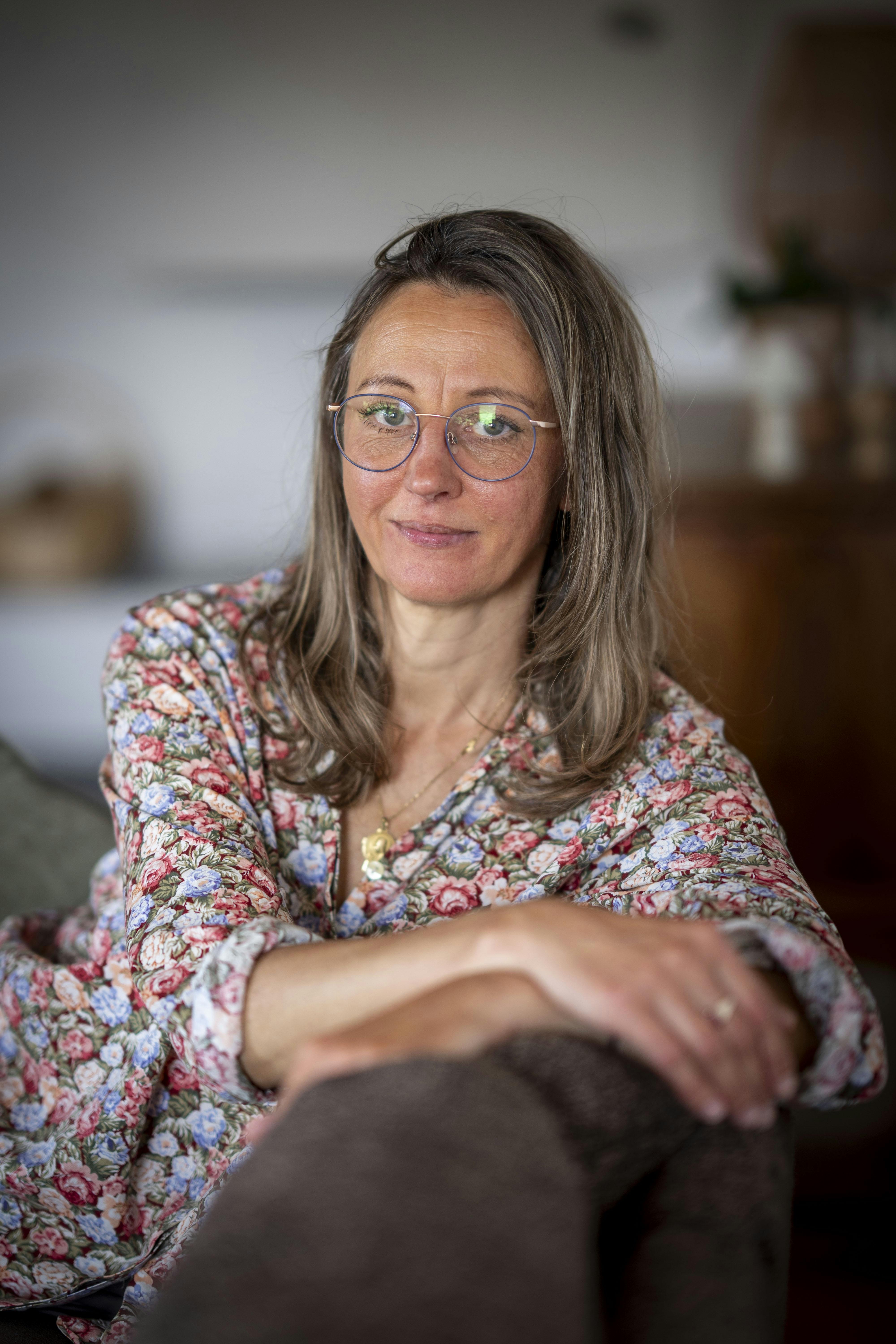 Diana Vilagrasa Thejsen sidder i sofaen.