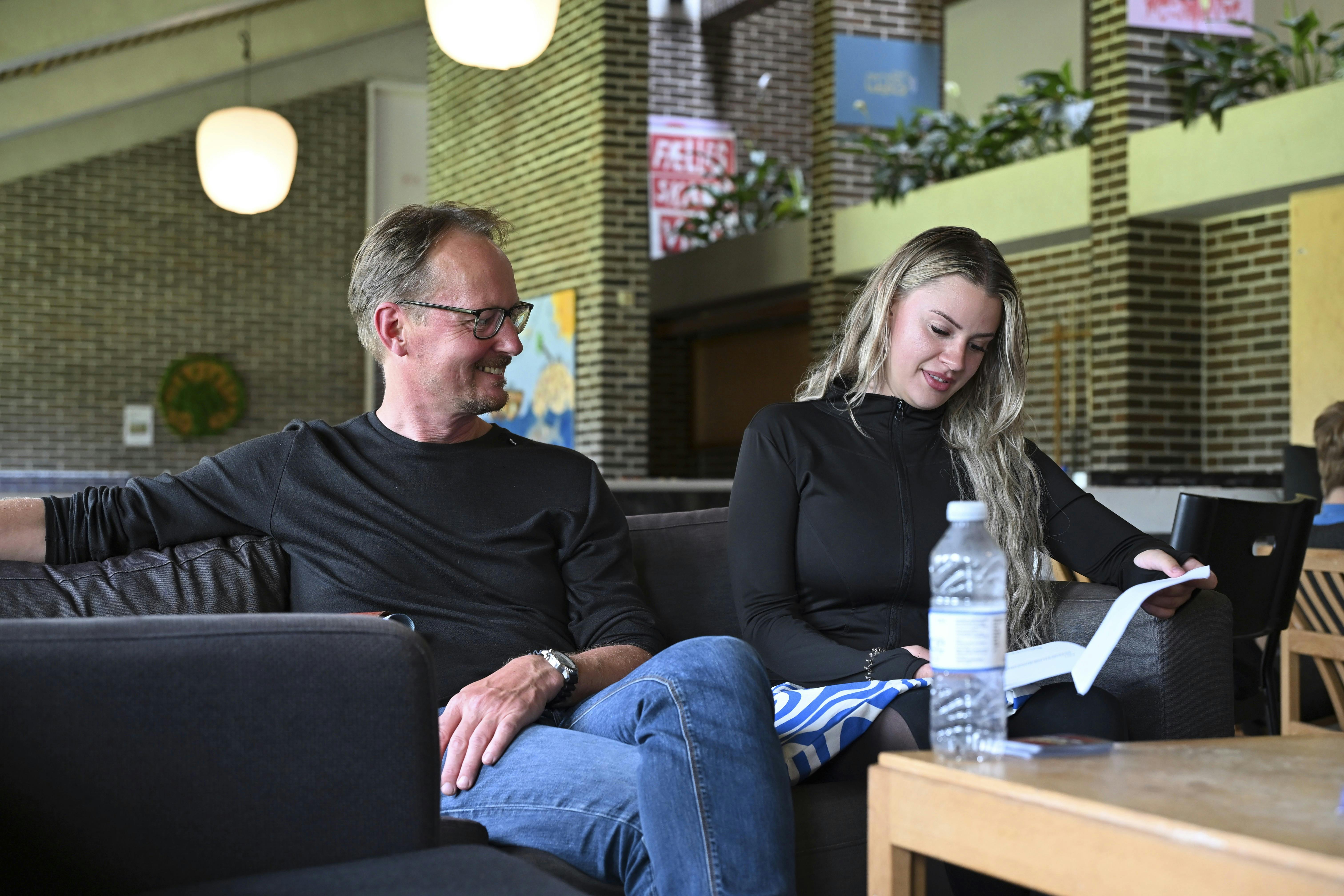 Højskoleforstander for TUBAs sommerhøjskole Jeppe Berg og kursisten Nanna taler sammen i fællesrummet 