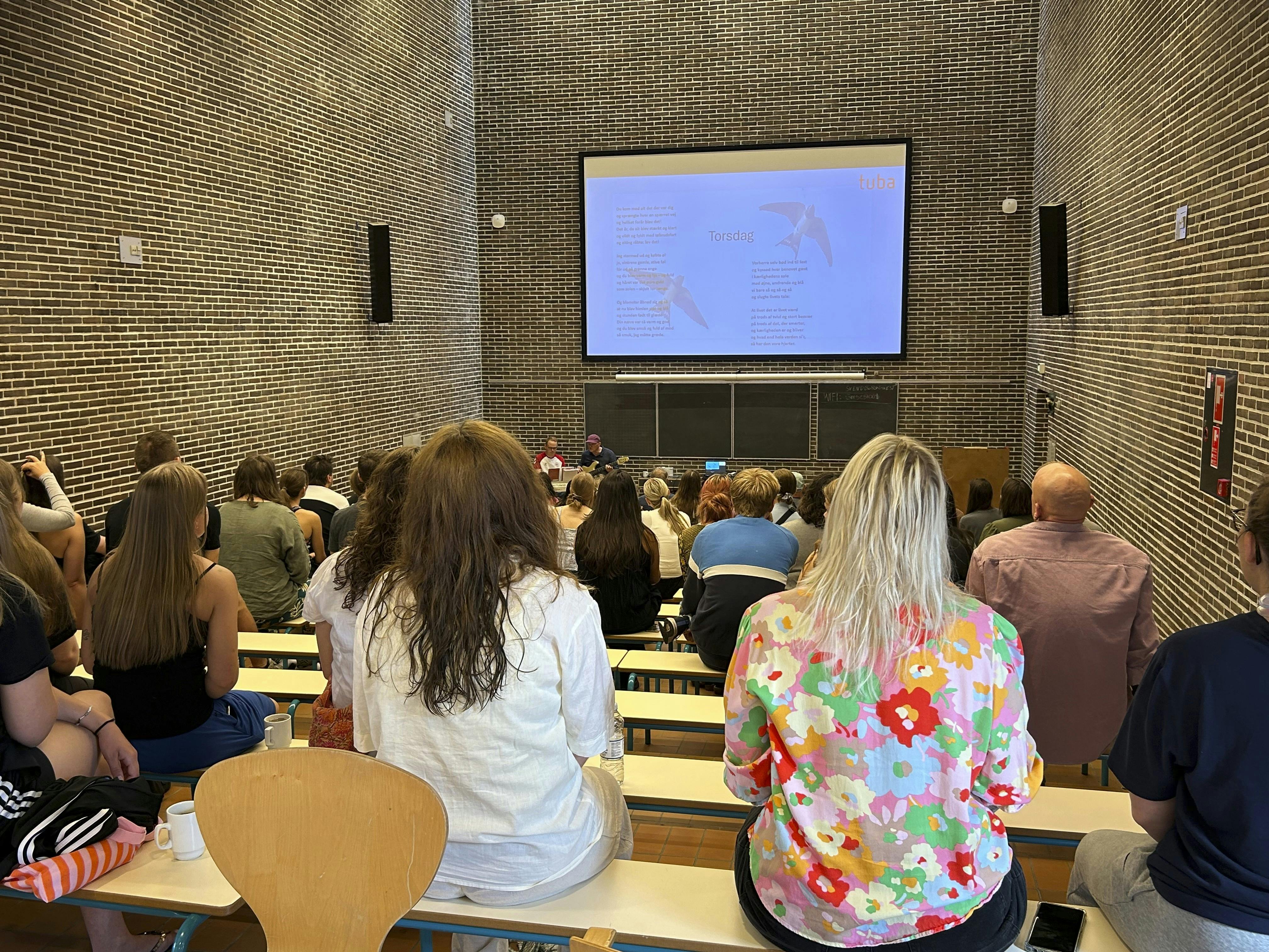 TUBAs sommerhøjskole 2025: Morgensamling på TUBAs sommerhøjskole.