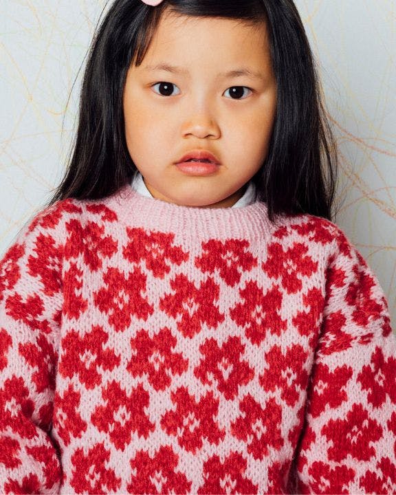 Barn med blomstret sweater