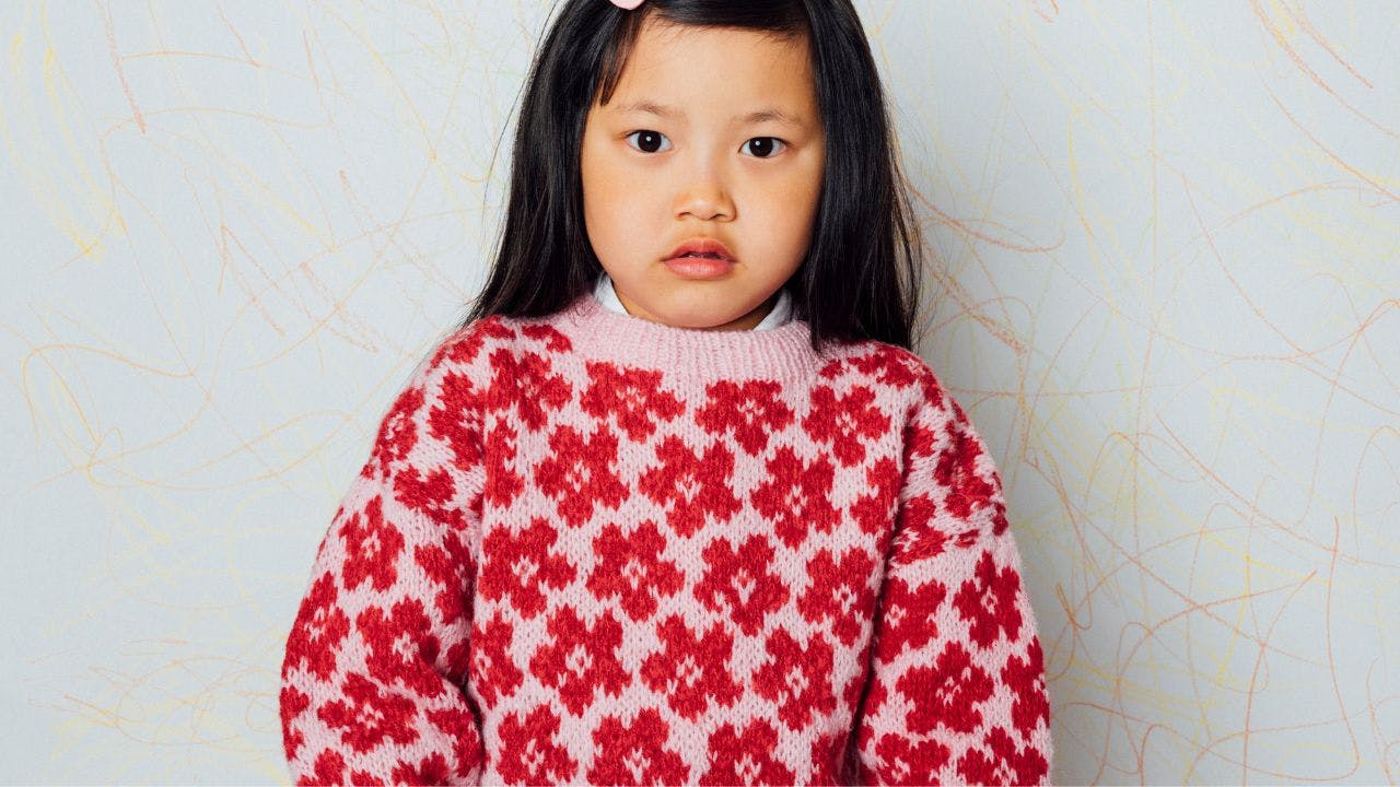 Strikbluse med blomster til børn