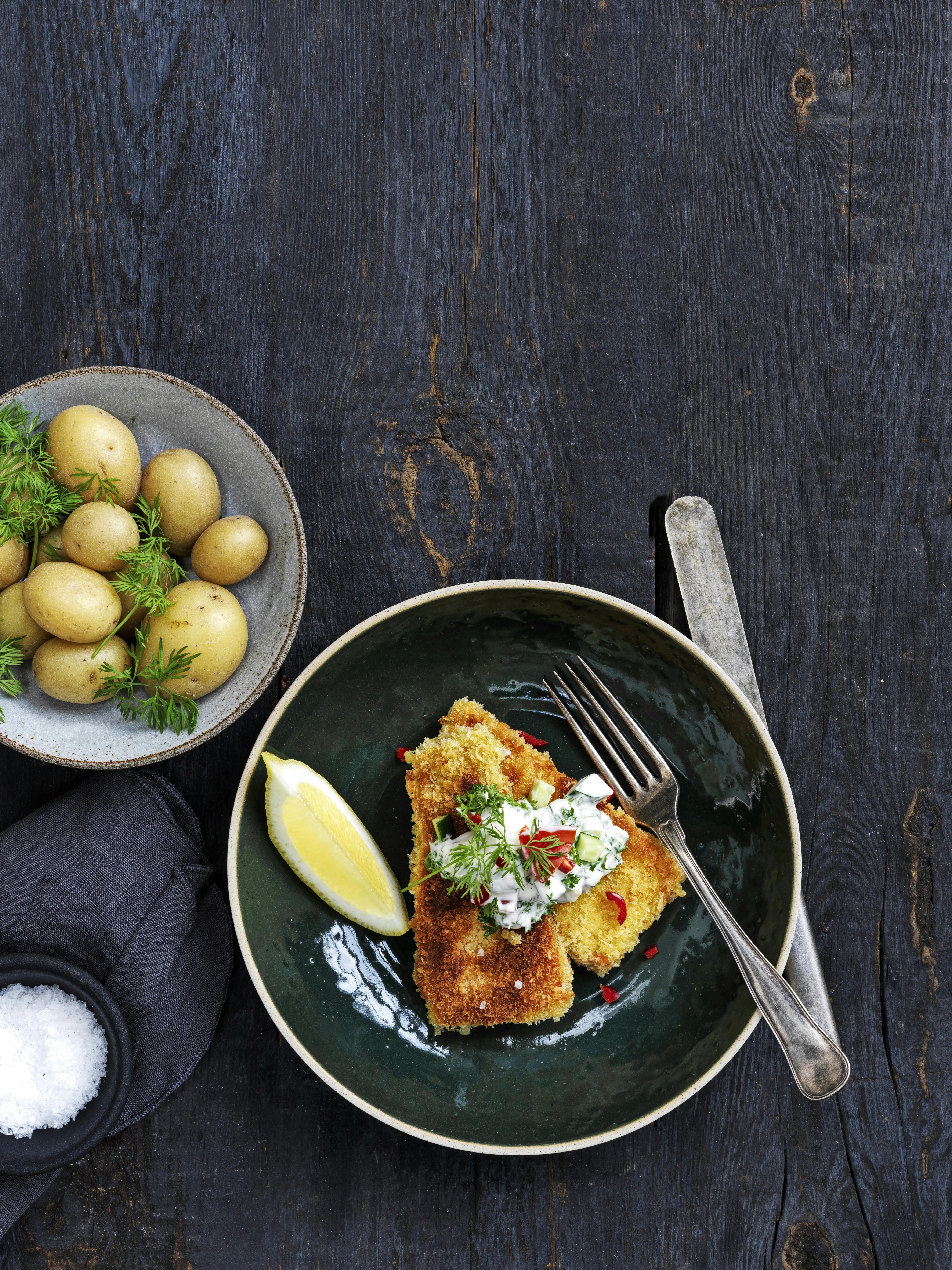 Opskrift på sød kartoffel-”fisk” med raita | Familie Journal