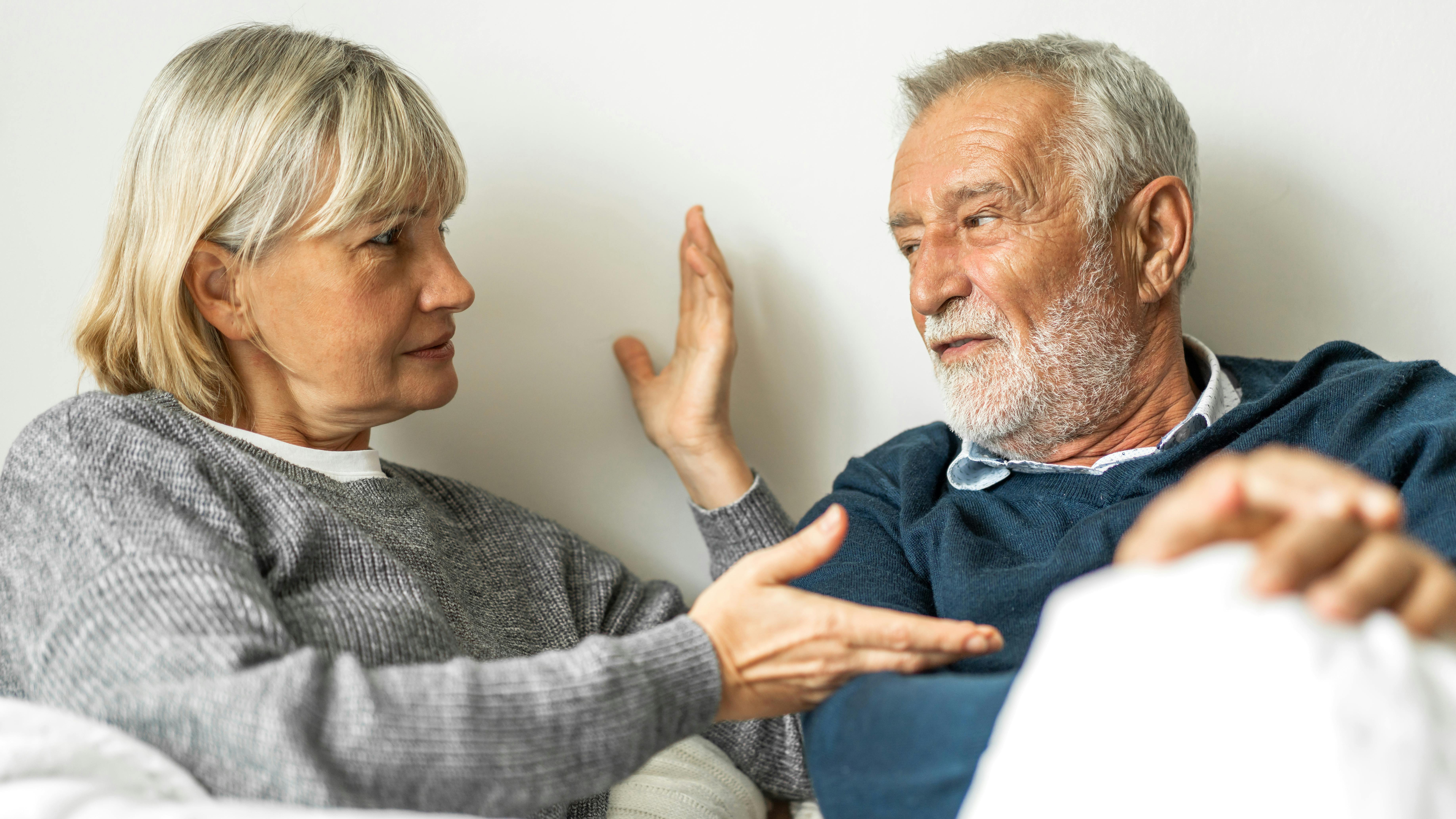 Ældre par sidder og taler sammen