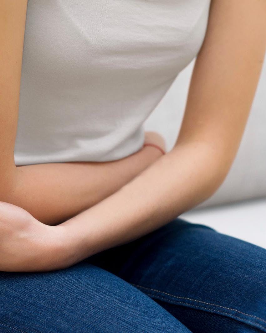 Foto af en der holder sig på maven