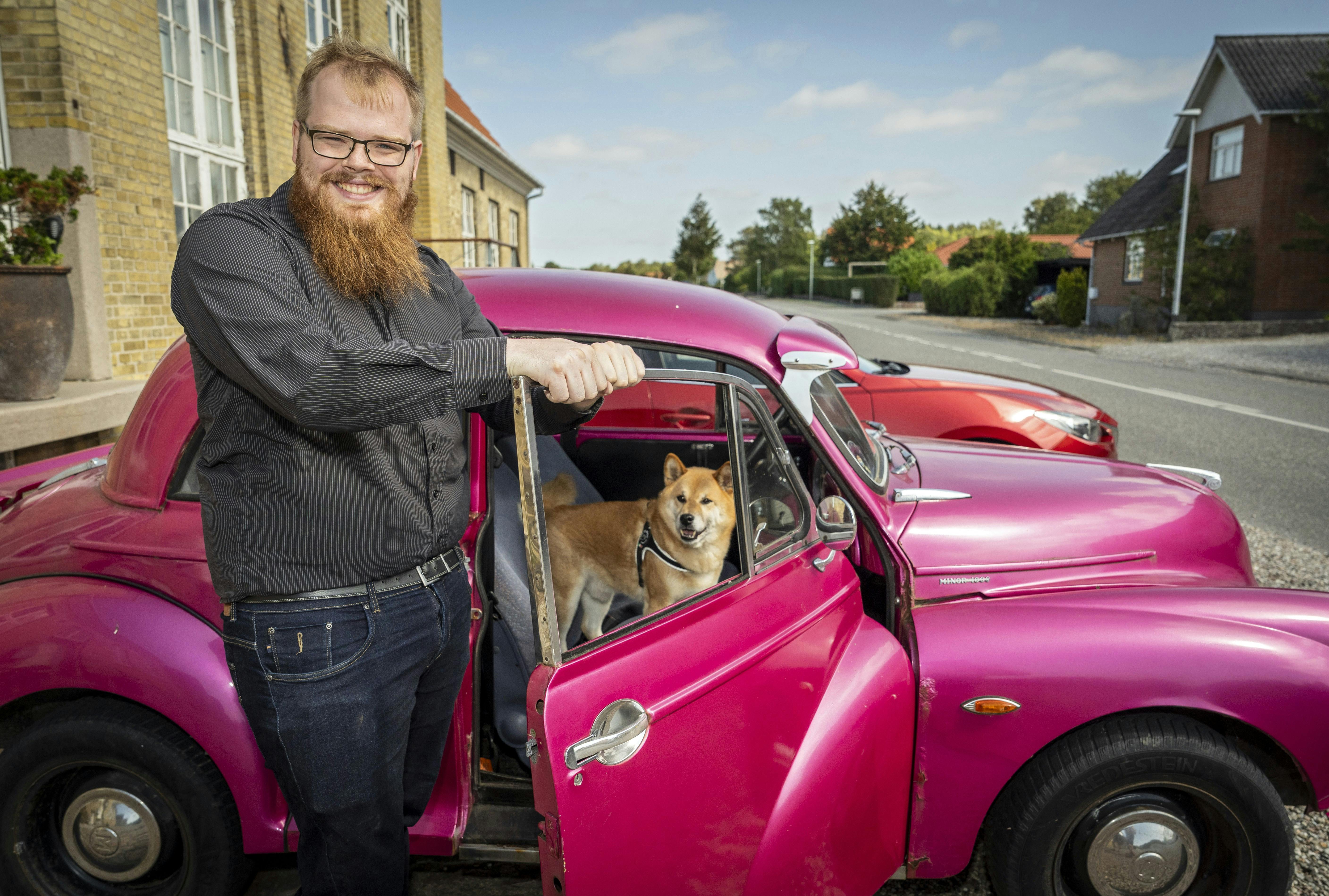 Nicolaj Lødrup Rasmussen ved sin Morris 1000 og hunden Rex. 