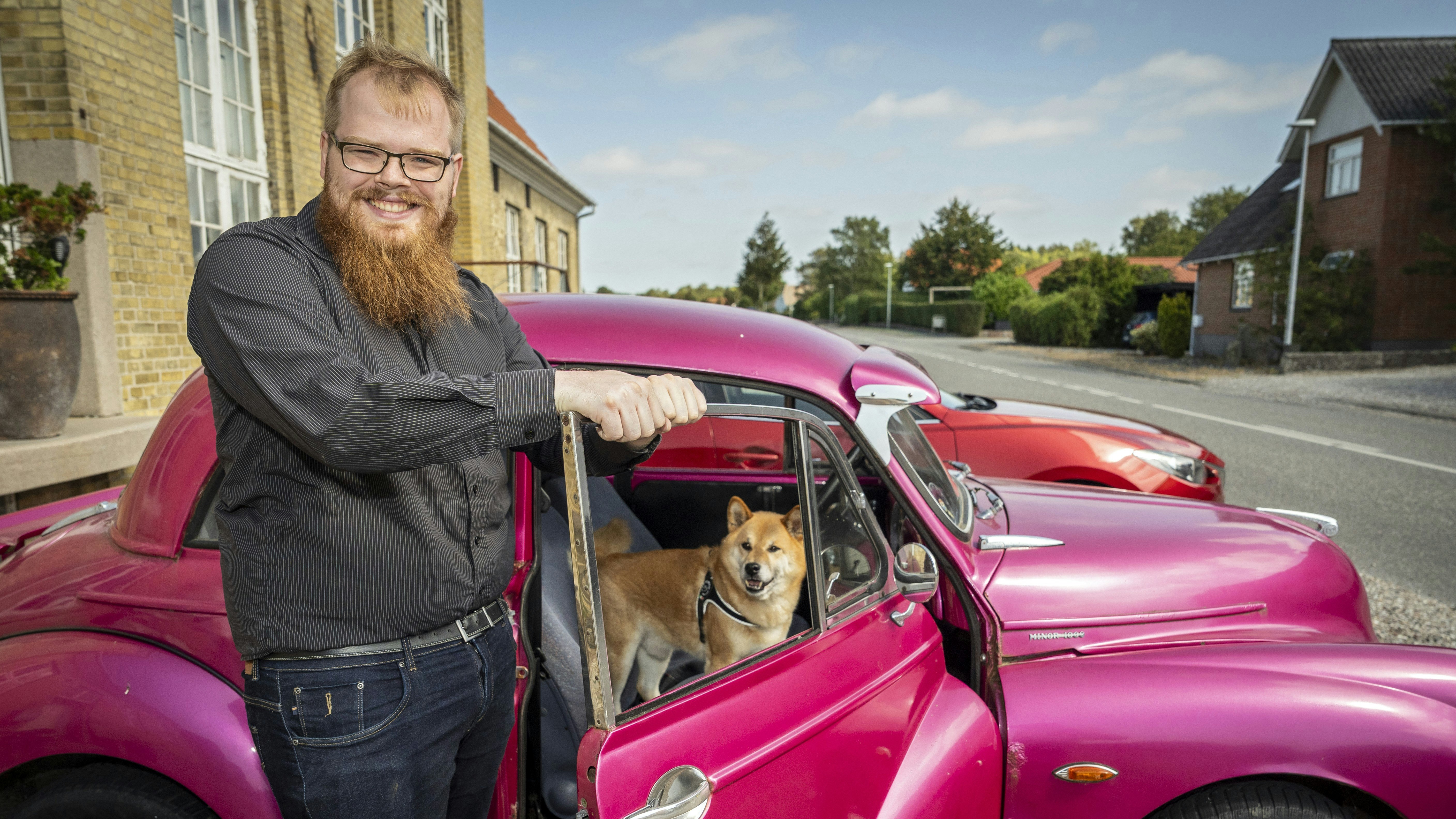 Nicolaj Lødrup Rasmussen ved sin Morris 1000 og hunden Rex.
