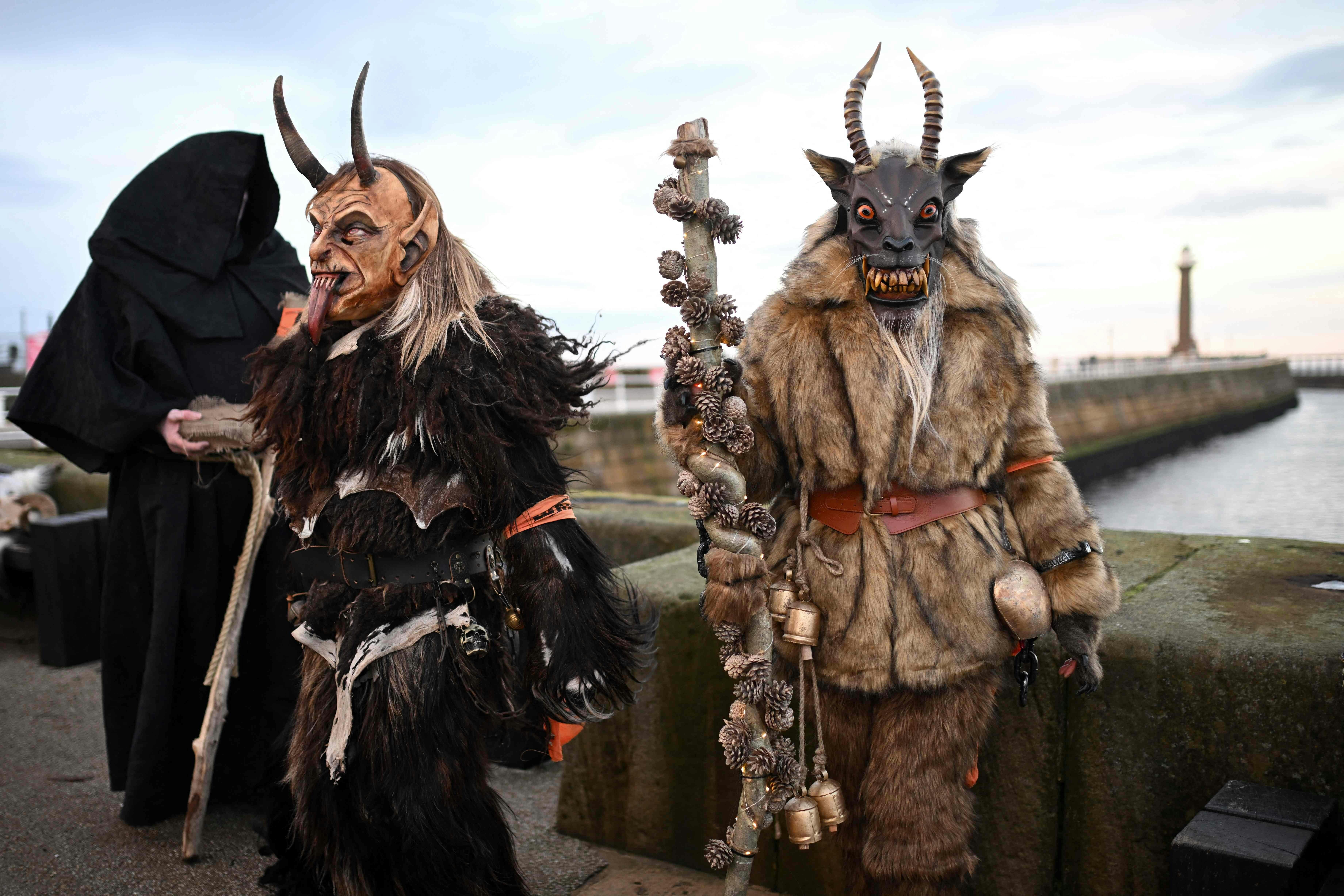 Mennesker udklædt som "Krampus", der er halvt ged og halvt demon