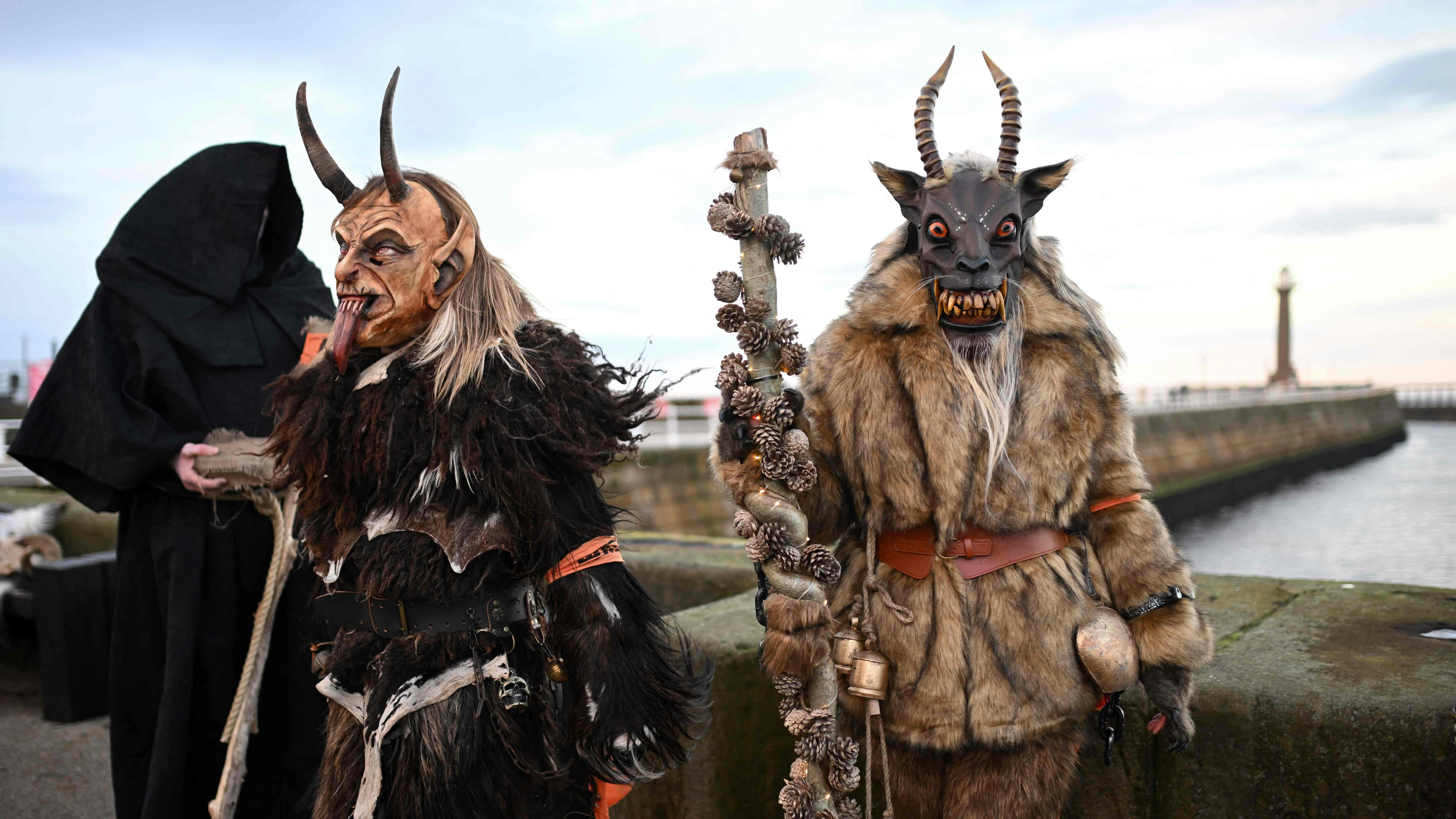 Mennesker udklædt som "Krampus", der er halvt ged og halvt demon