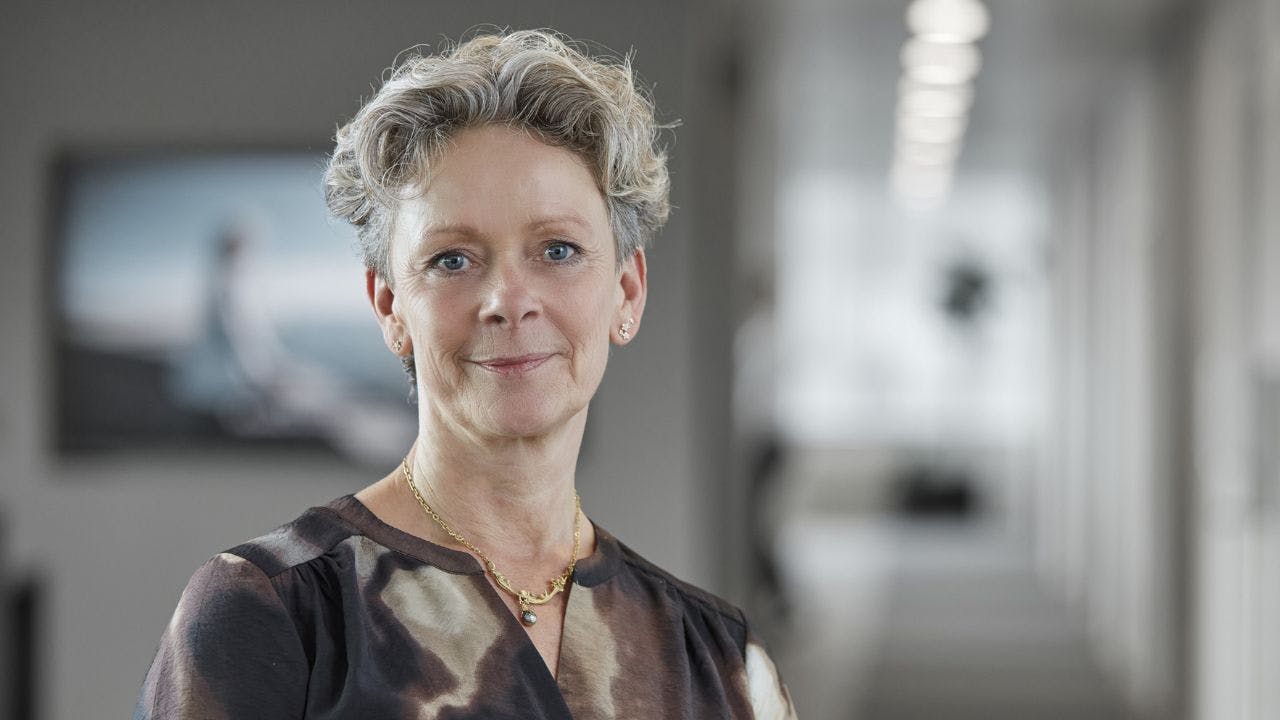 Kvinder står i lyst rum og smiler