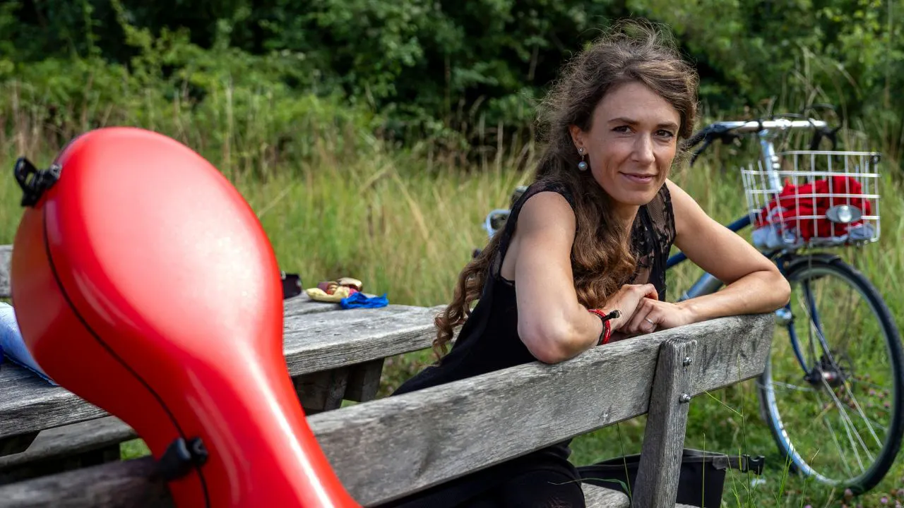 På eventyr: Ida cykler ud i det blå med sin cello | Familie Journal