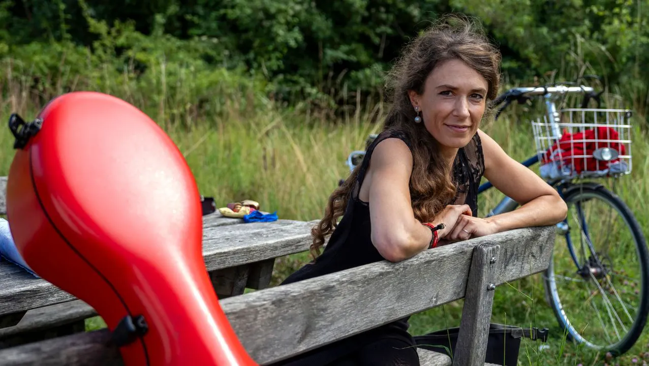 Illa Ridder På eventyr: Ida cykler ud i det blå med sin cello | Familie Journal