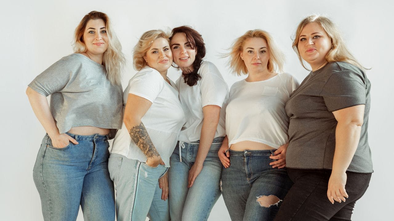 Fem plus size kvinder i afslappet beklædning