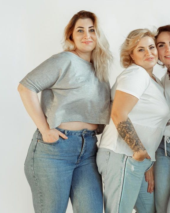 Fem plus size kvinder i afslappet beklædning