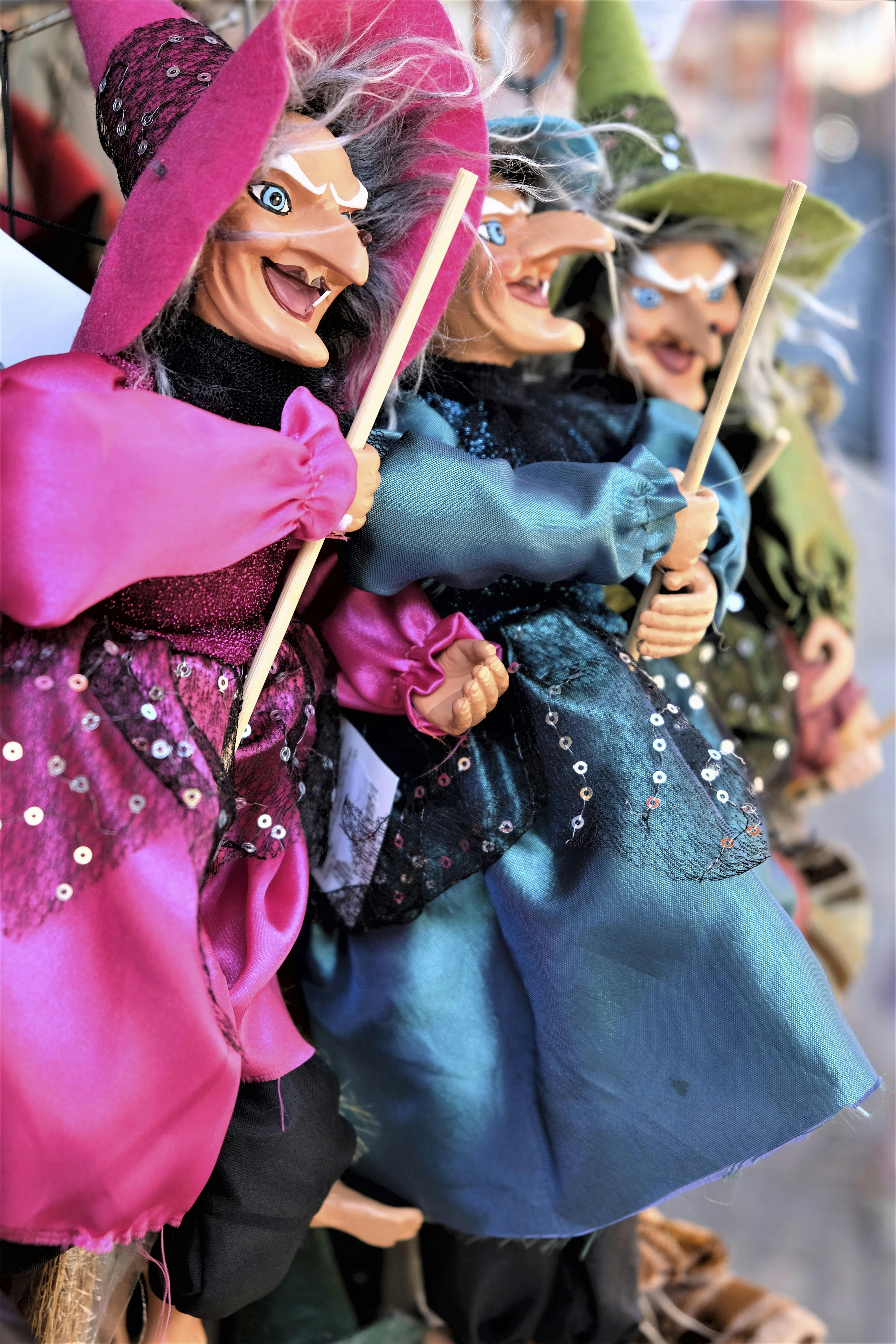 Flyveklare hekse, lige til at tage med hjem, sælges langs hovedstrøget i Wernigerode.