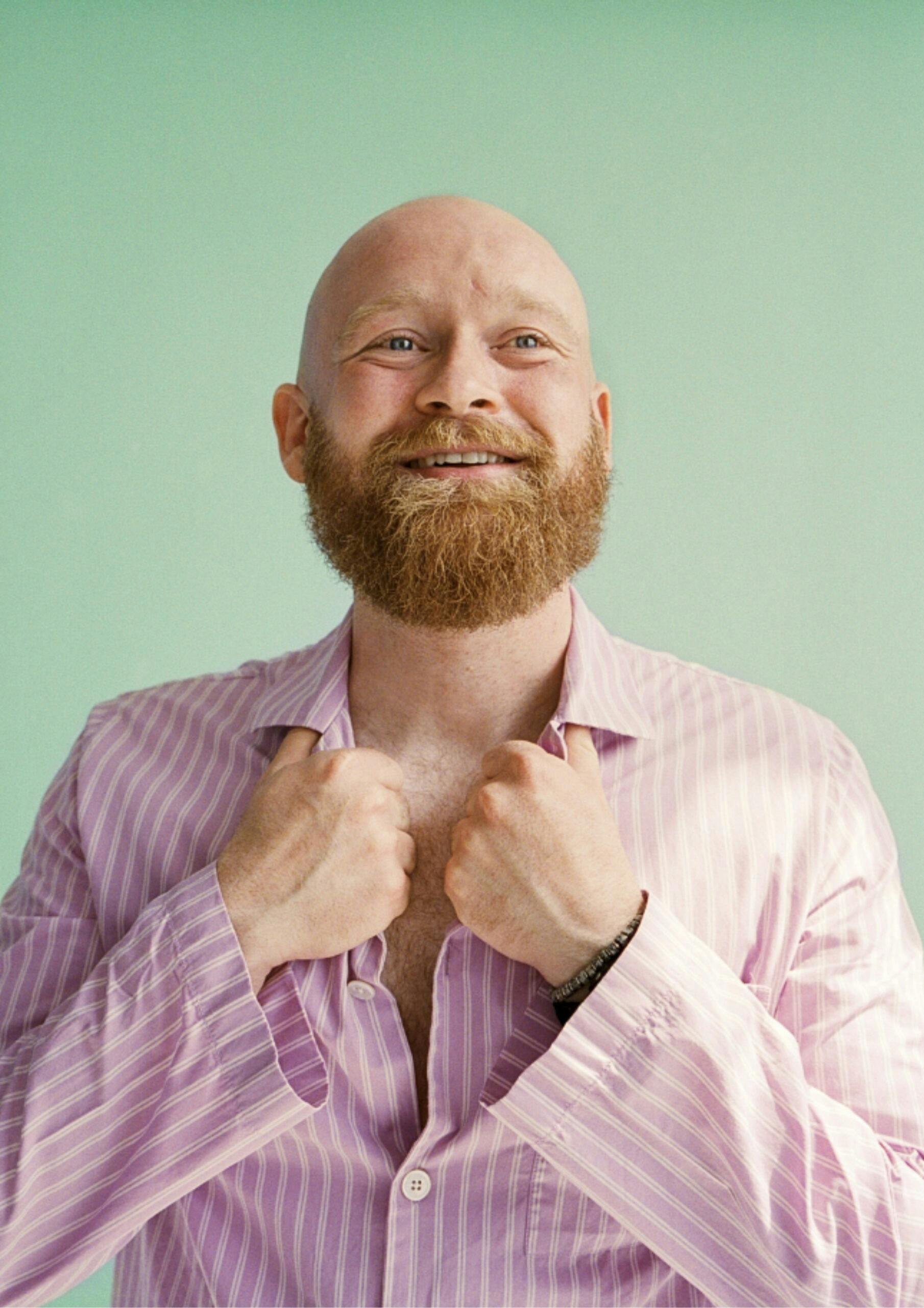 Pressefoto af standupkomiker Mark le Fêvre taget op til hans Danmarksturné i 2025, "Det fejler ik' en skid".
