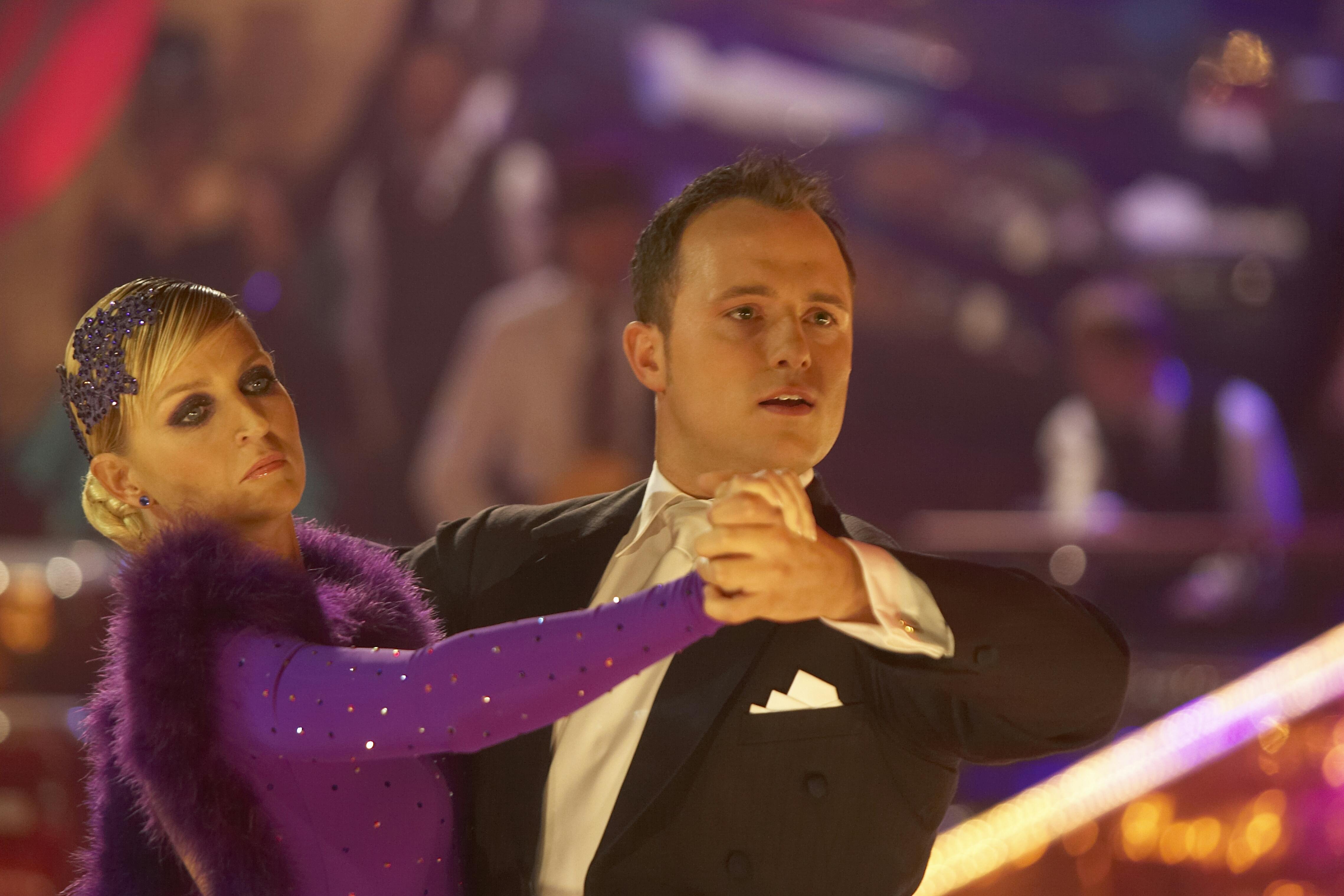 To dansere, hvor kvinden er i lilla og manden er i kjole og hvidt