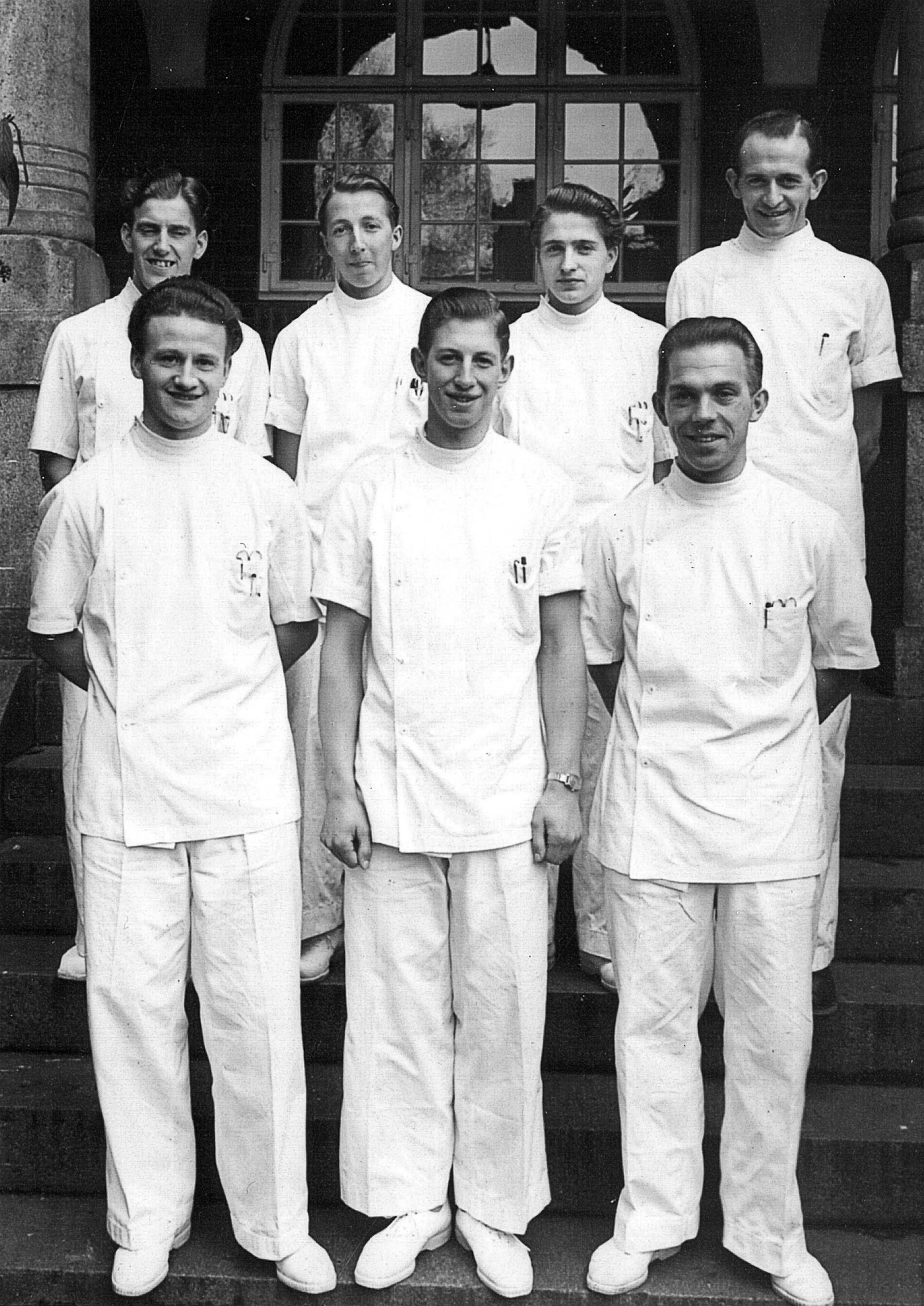 De første syv mænd i Danmark, der fik lov til at kalde sig sygeplejersker, var - fra øverst til venstre - Sven Aage Hviid, Herluf Lind, Anders Christian Jensen, Thorvald Jakobsen, Axel Johannesen, Orla Olsen og Gunnar Johansen.