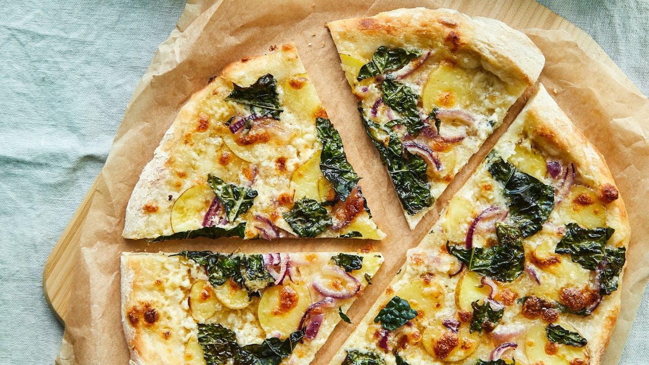 Hvid pizza med palmekål