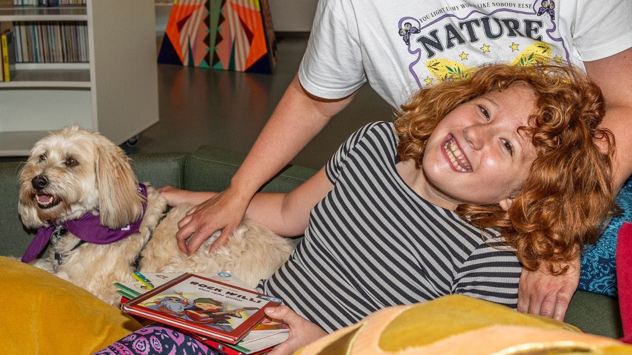 Liv, hendes mor og læsehunden Buddy