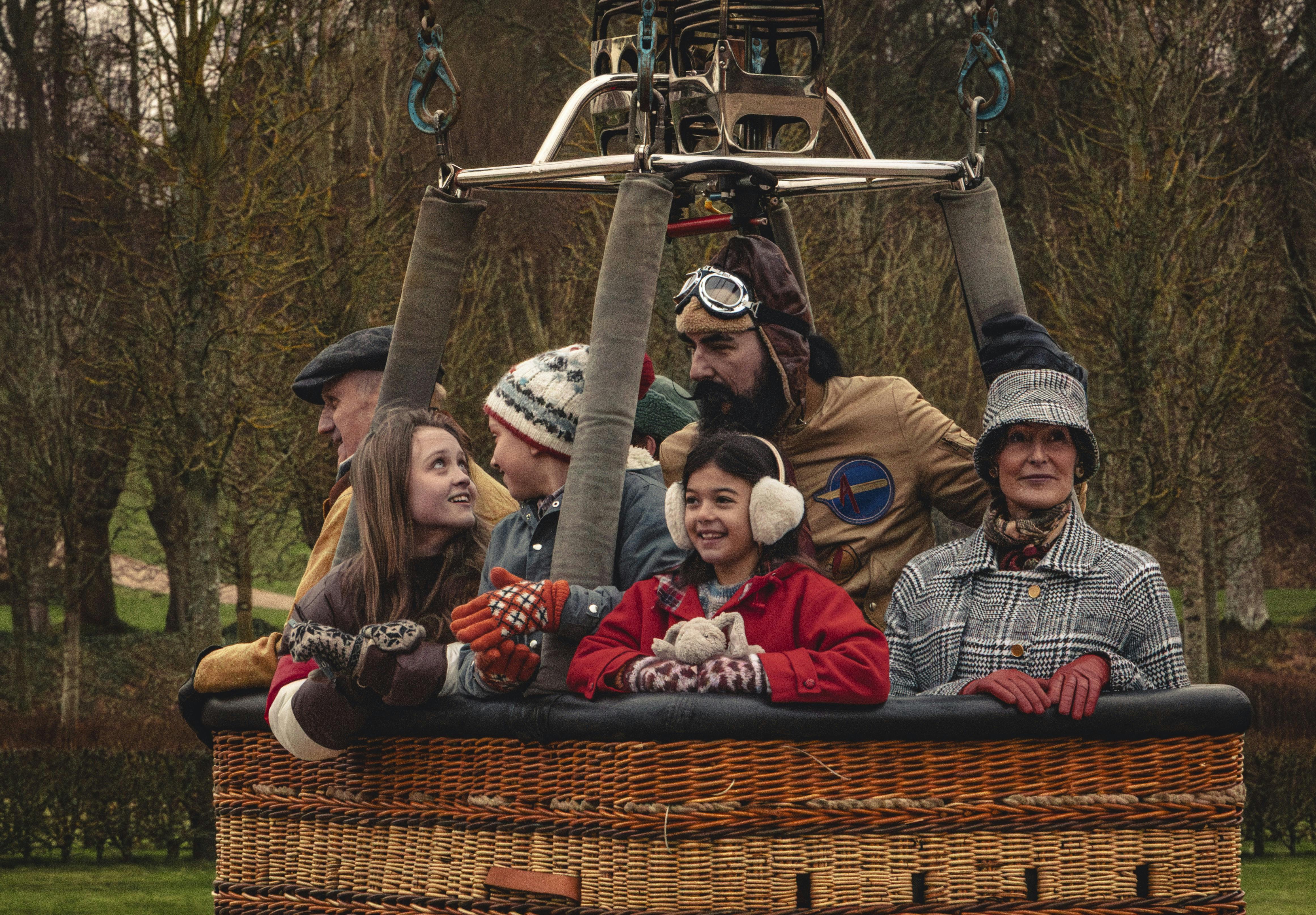 Søren Pilmark, Susanne Storm, Mikkel Lomborg, Ida Skelbæk-Knudsen, Alfred Nordhøj Kann, Amelia Ahmad Abdullatif og Alfred Rivera i familiefilmen "Børnene fra Sølvgade tager kampen op" instrueret af Mehdi Avaz og med biografpremiere 9. oktober 2025.