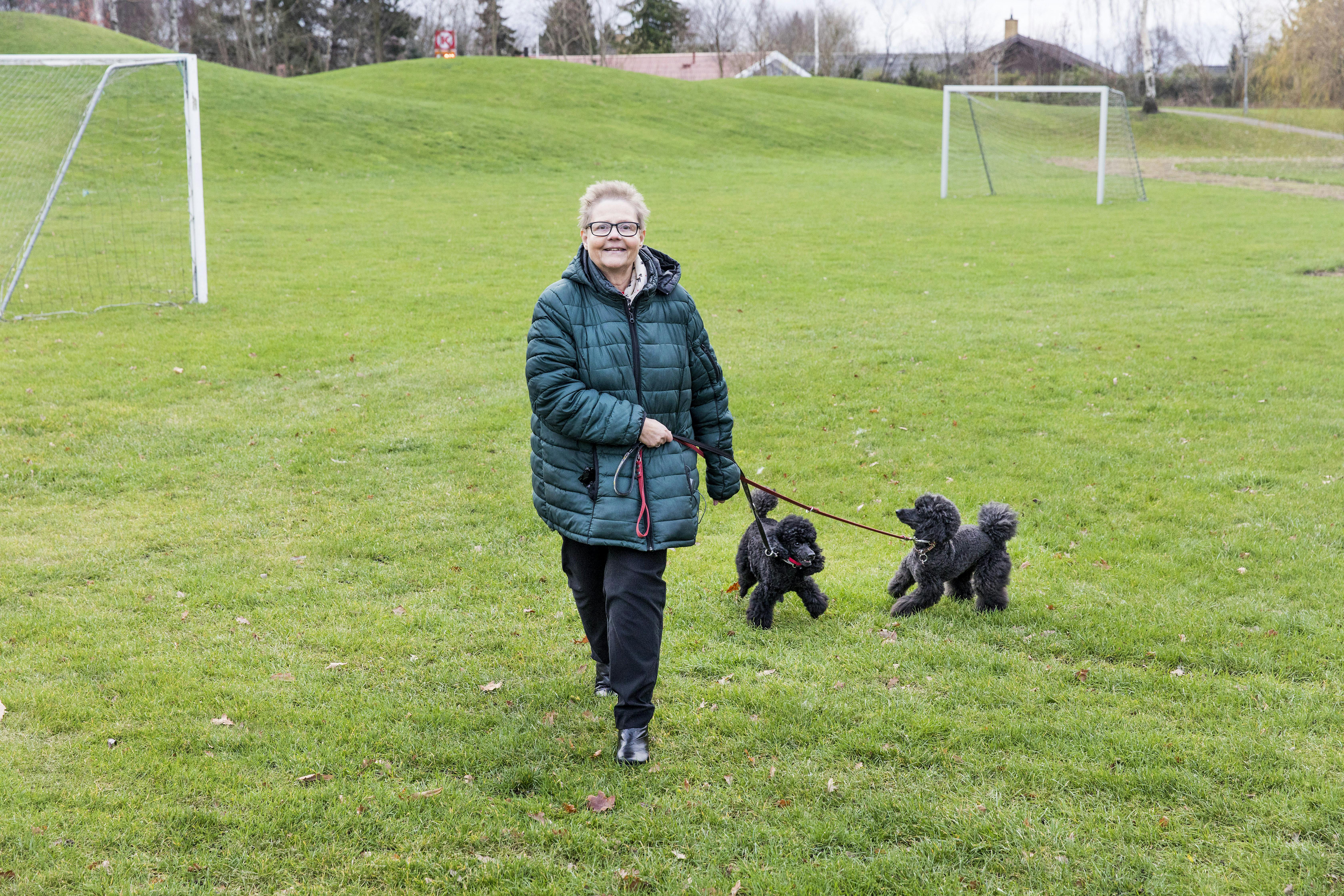 Malurthaven 117, 2730 Herlev - interview med Susanne Olsen, der efter en blodprop blev holdt i live af sin puddelhund, indtil ambulancen kom.Journalist: Mary SteengaardFotograf: Morten MejneckeAller Media A/SHavneholmen 331561 København V© 2018