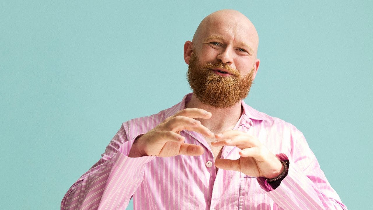 Pressefoto af standupkomiker Mark le Fêvre taget op til hans Danmarksturné i 2025, "Det fejler ik' en skid".