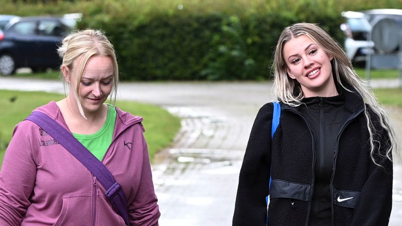 To kvinder går på en sti