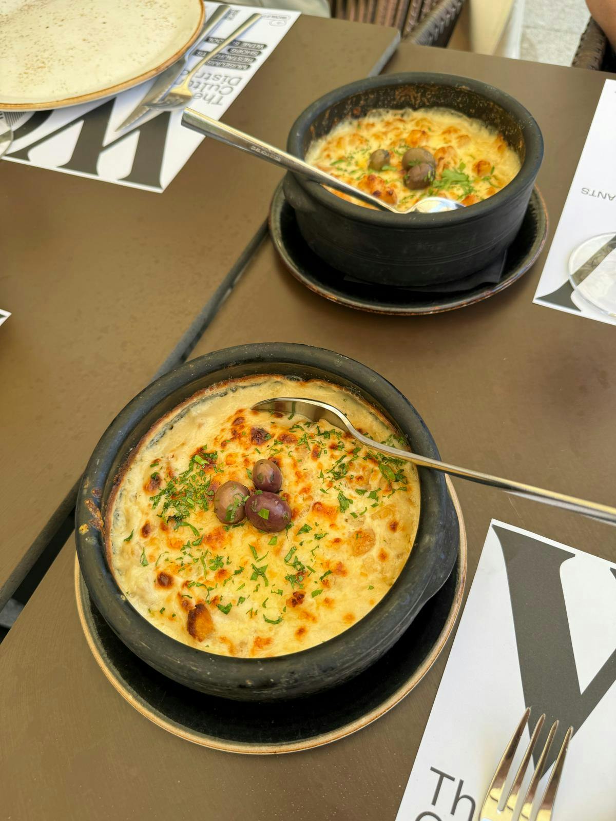 To skåle med klipfisk i gul sauce.