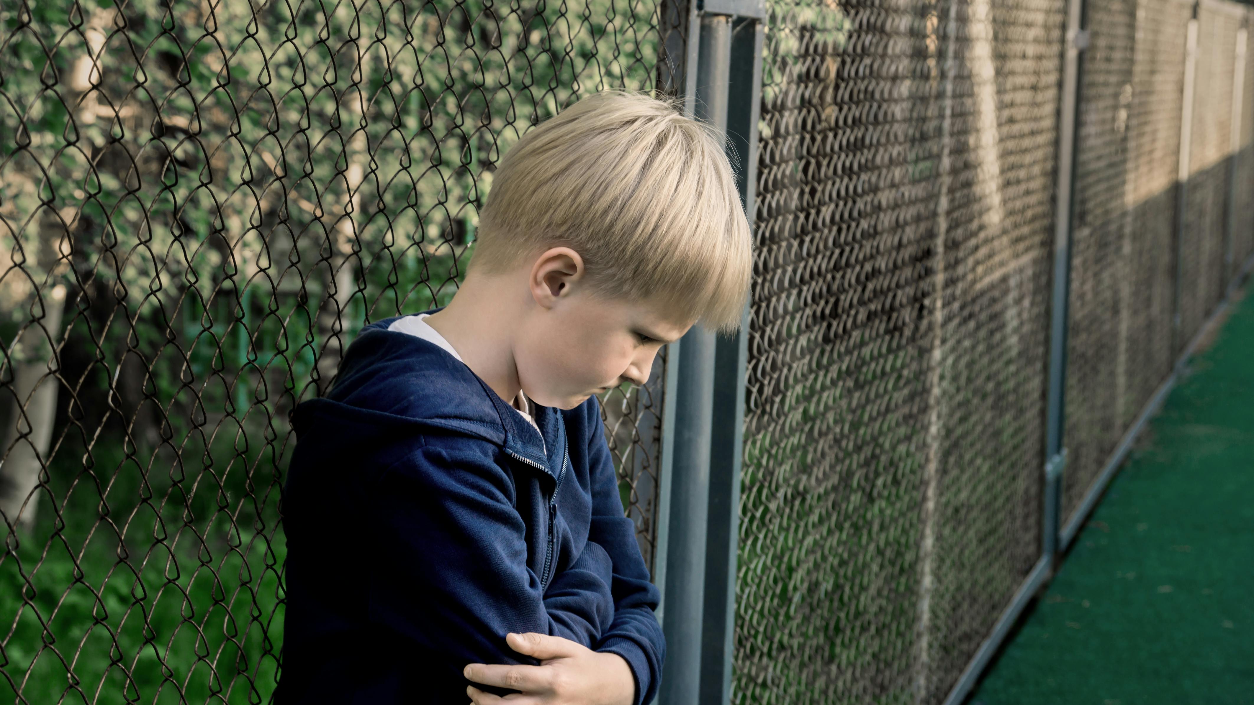 Dreng med ondt i maven