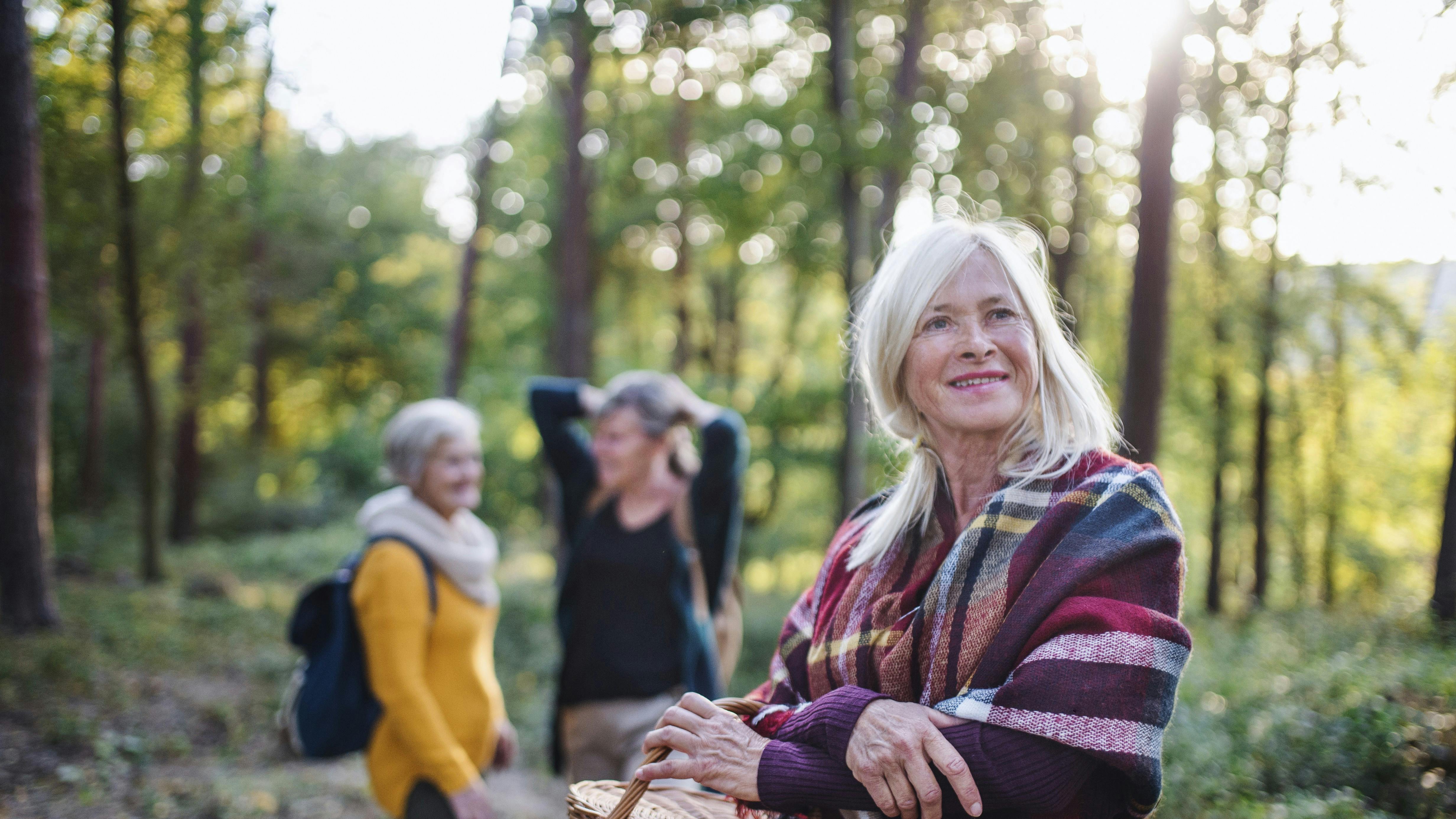 Gruppe af kvinder i skoven