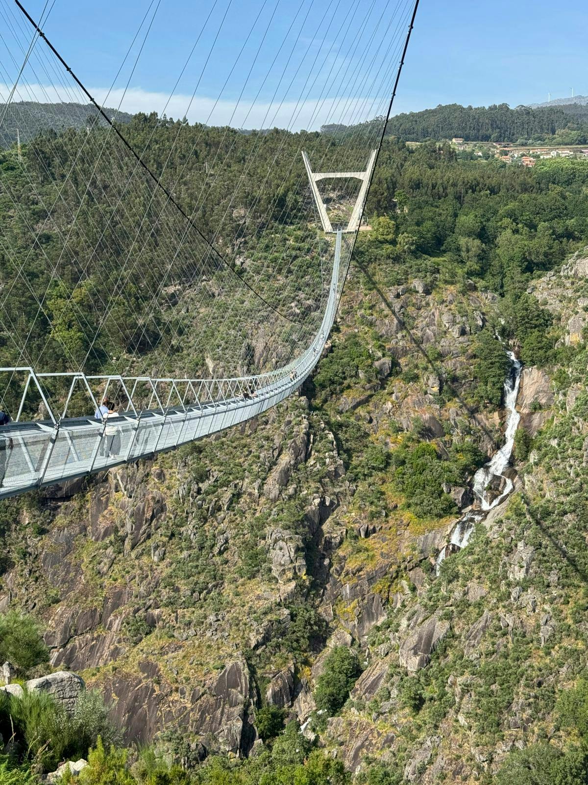 En lang hængebro over en klippedal.